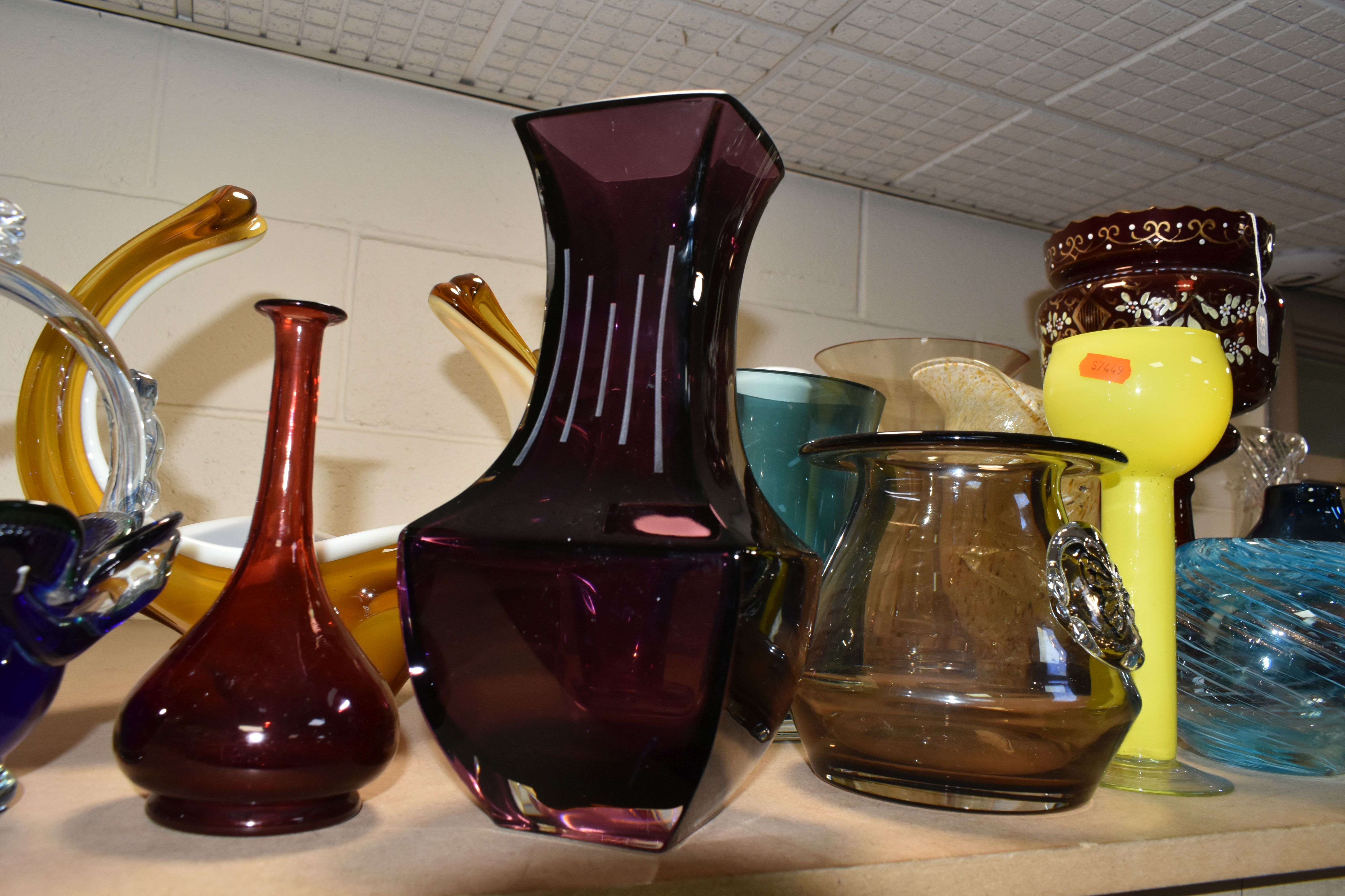 A SELECTION OF DECORATIVE COLOURED GLASSWARES, to include a Dartington vase with applied butterfly - Image 20 of 21