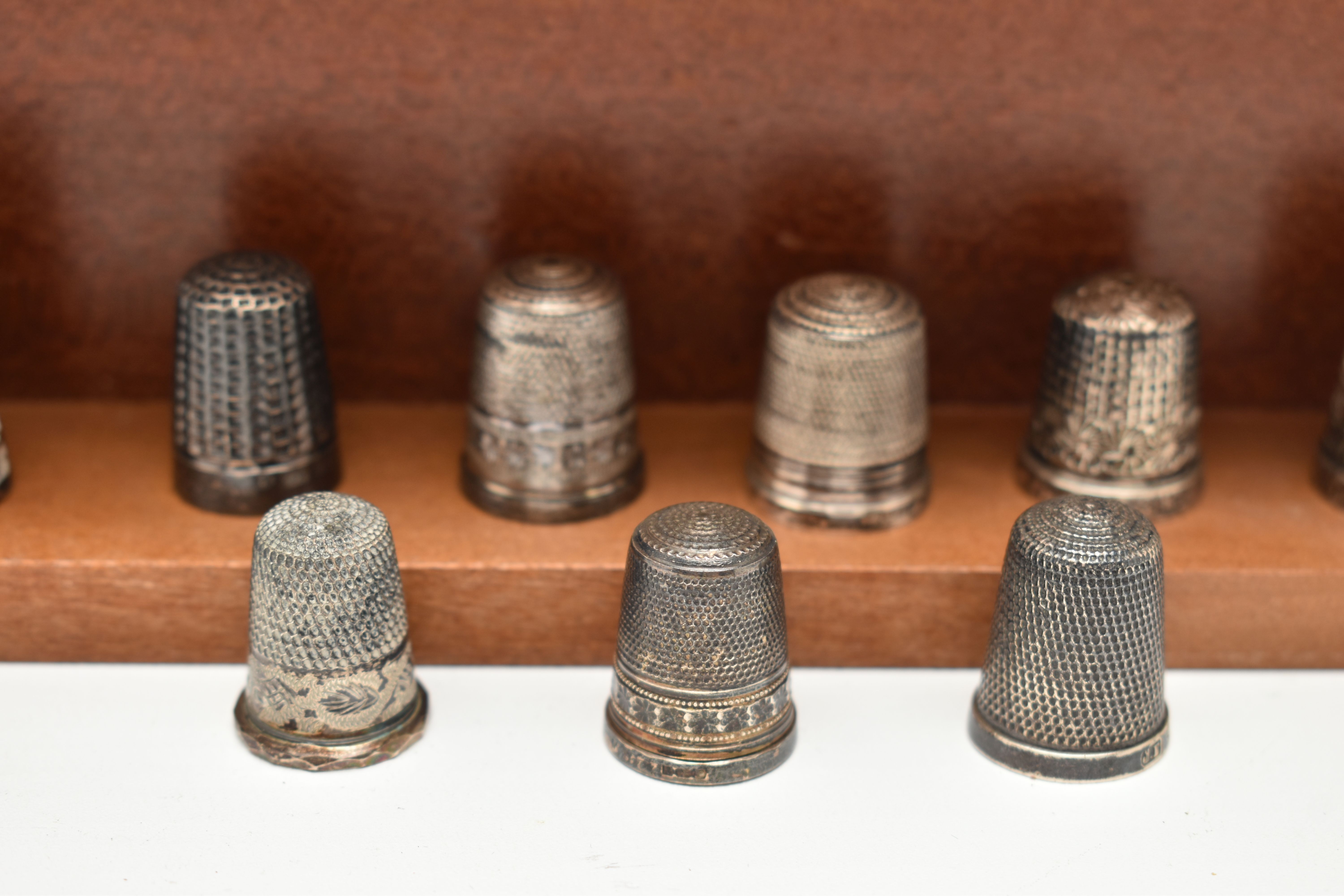 A SELECTION OF SILVER THIMBLES AND TWO DISPLAY SHELVES, to include twenty-two thimbles, various - Image 5 of 7