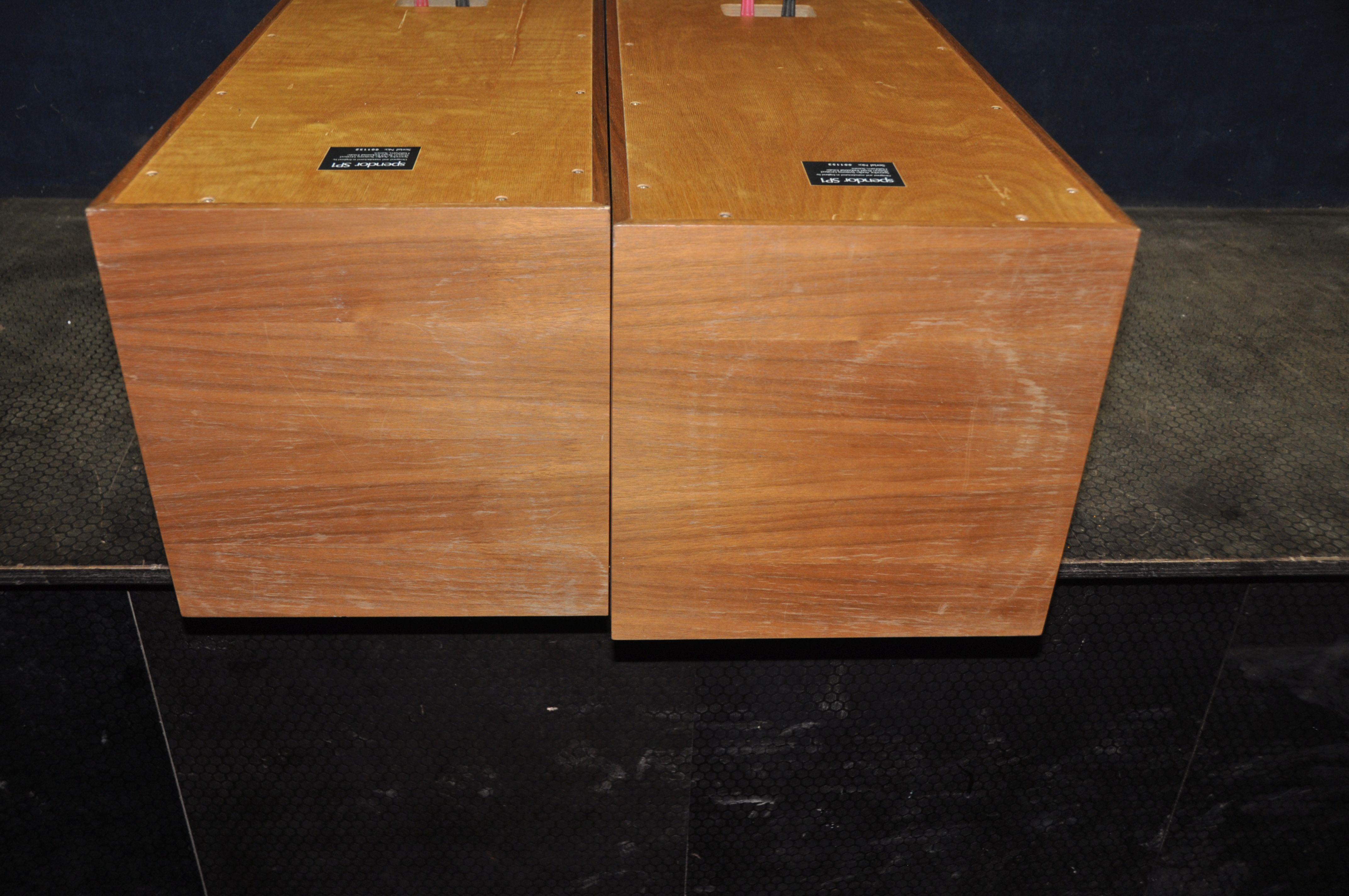 A PAIR OF SPENDOR SP1 VINTAGE HI FI SPEAKER CABINETS with two horns fitted but no 8in drivers in - Image 4 of 6