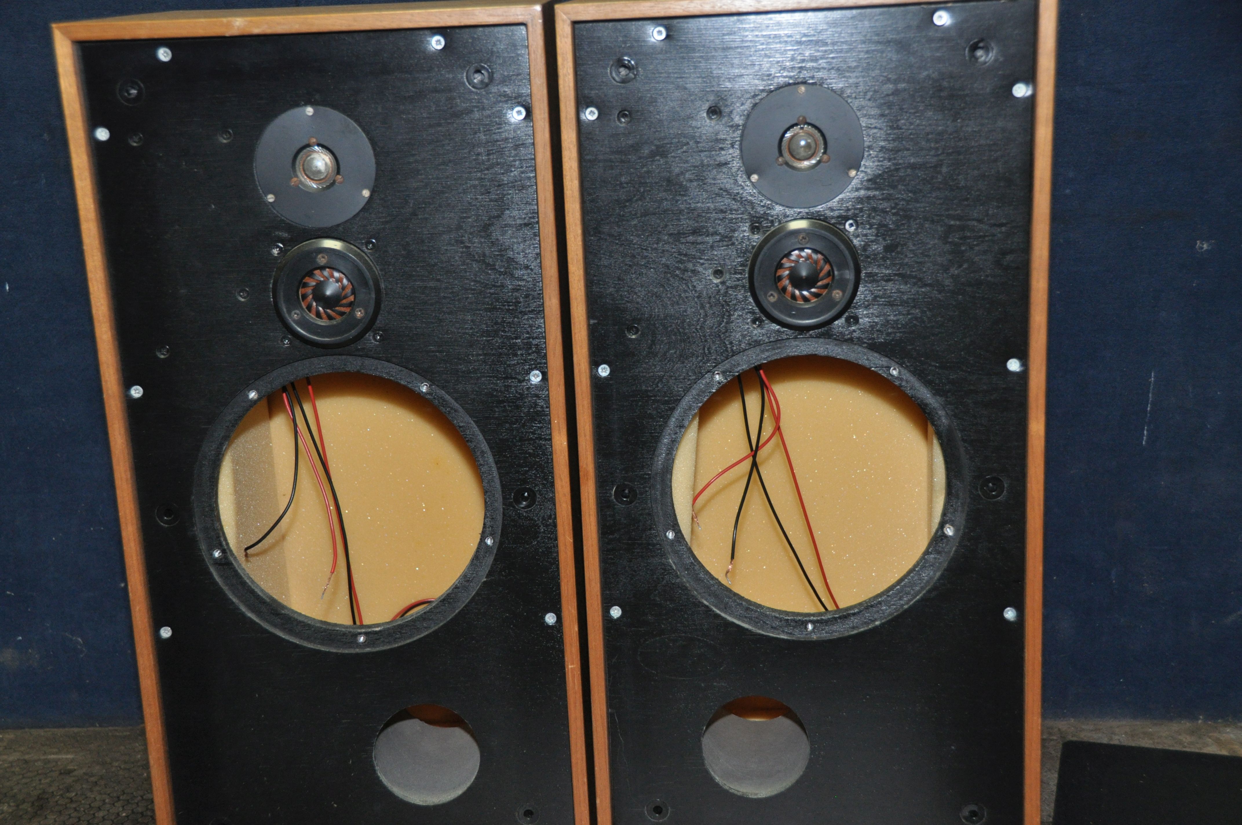 A PAIR OF SPENDOR SP1 VINTAGE HI FI SPEAKER CABINETS with two horns fitted but no 8in drivers in - Image 2 of 6