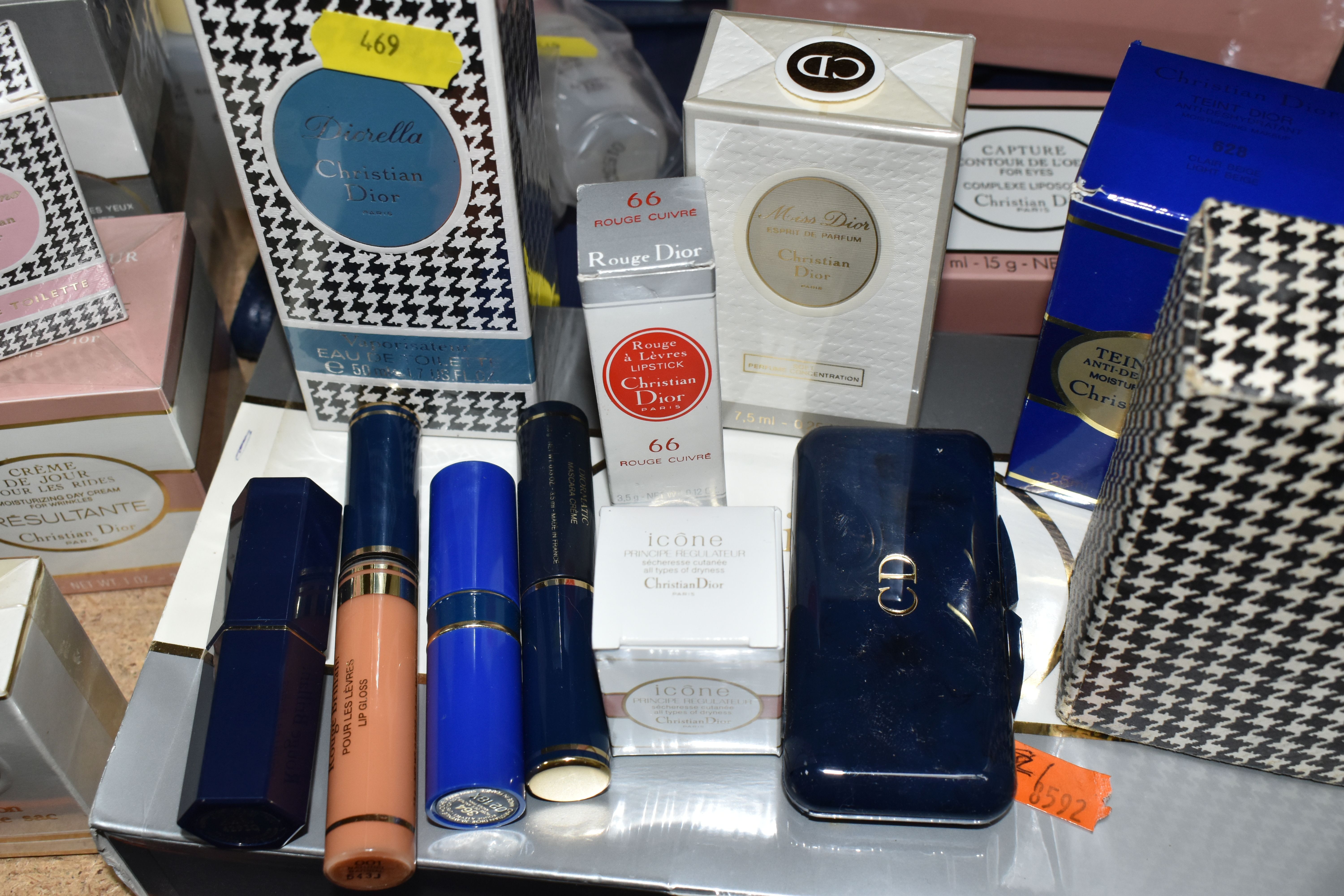 VINTAGE CHRISTIAN DIOR AND MISS DIOR TOILETRIES ETC, to include a boxed Eau de Cologne and soap gift - Image 2 of 5