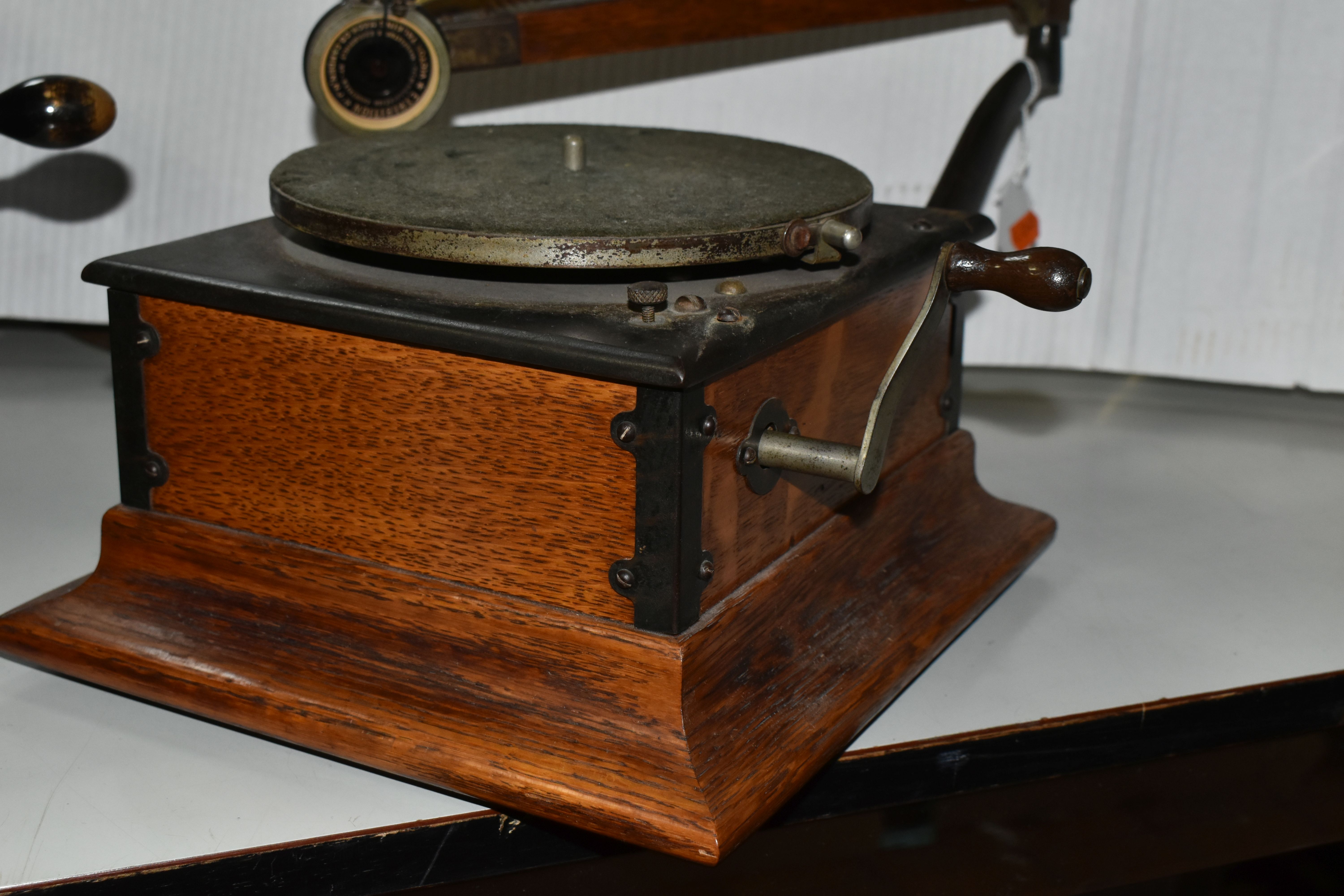 A VICTOR HIS MASTERS VOICE TYPE R COMPACT GRAMOPHONE, complete with horn, in working condition - Image 7 of 11