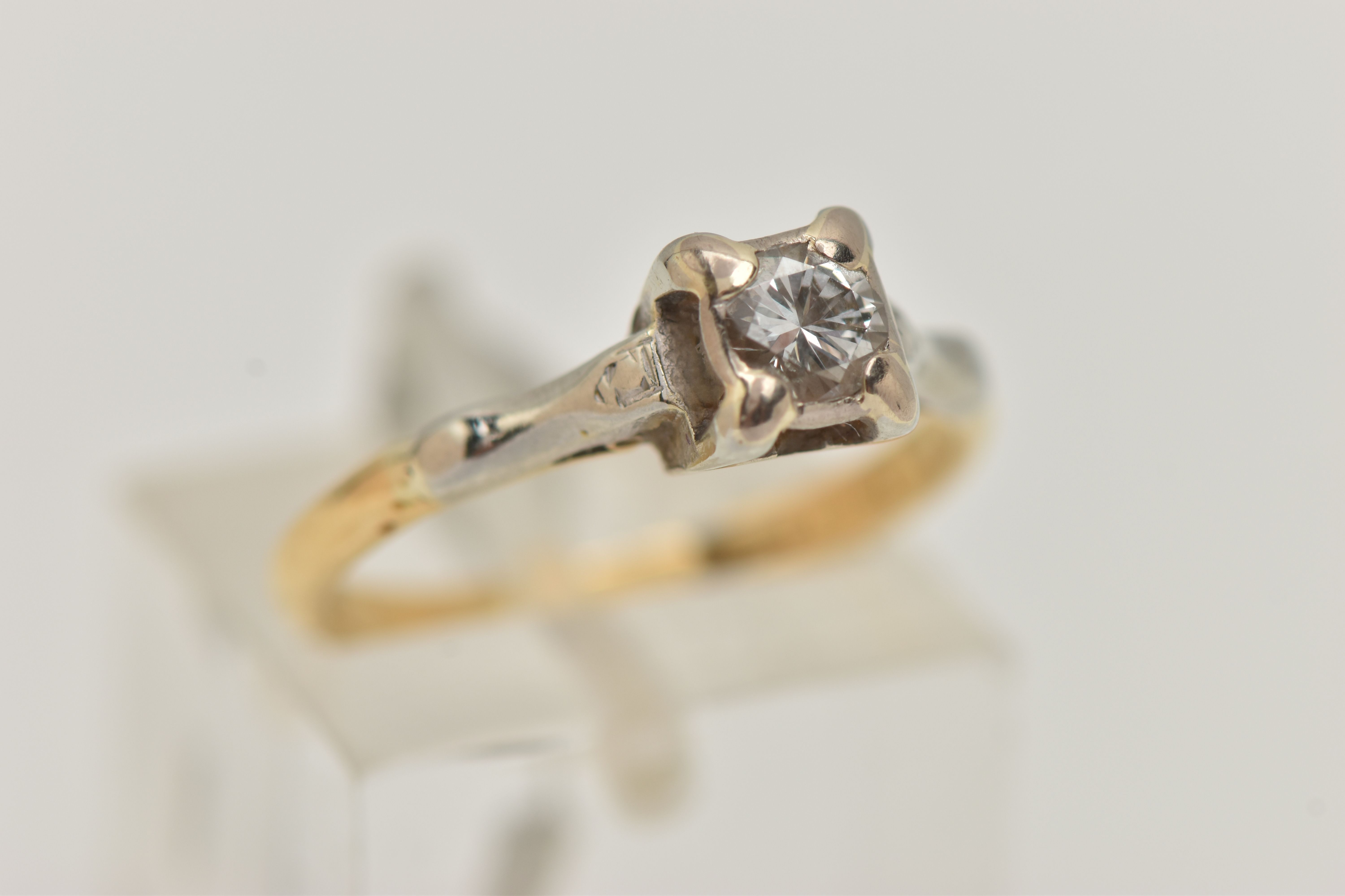 AN 18CT GOLD DIAMOND SINGLE STONE RING, round brilliant cut diamond, claw rub over setting, - Image 4 of 4