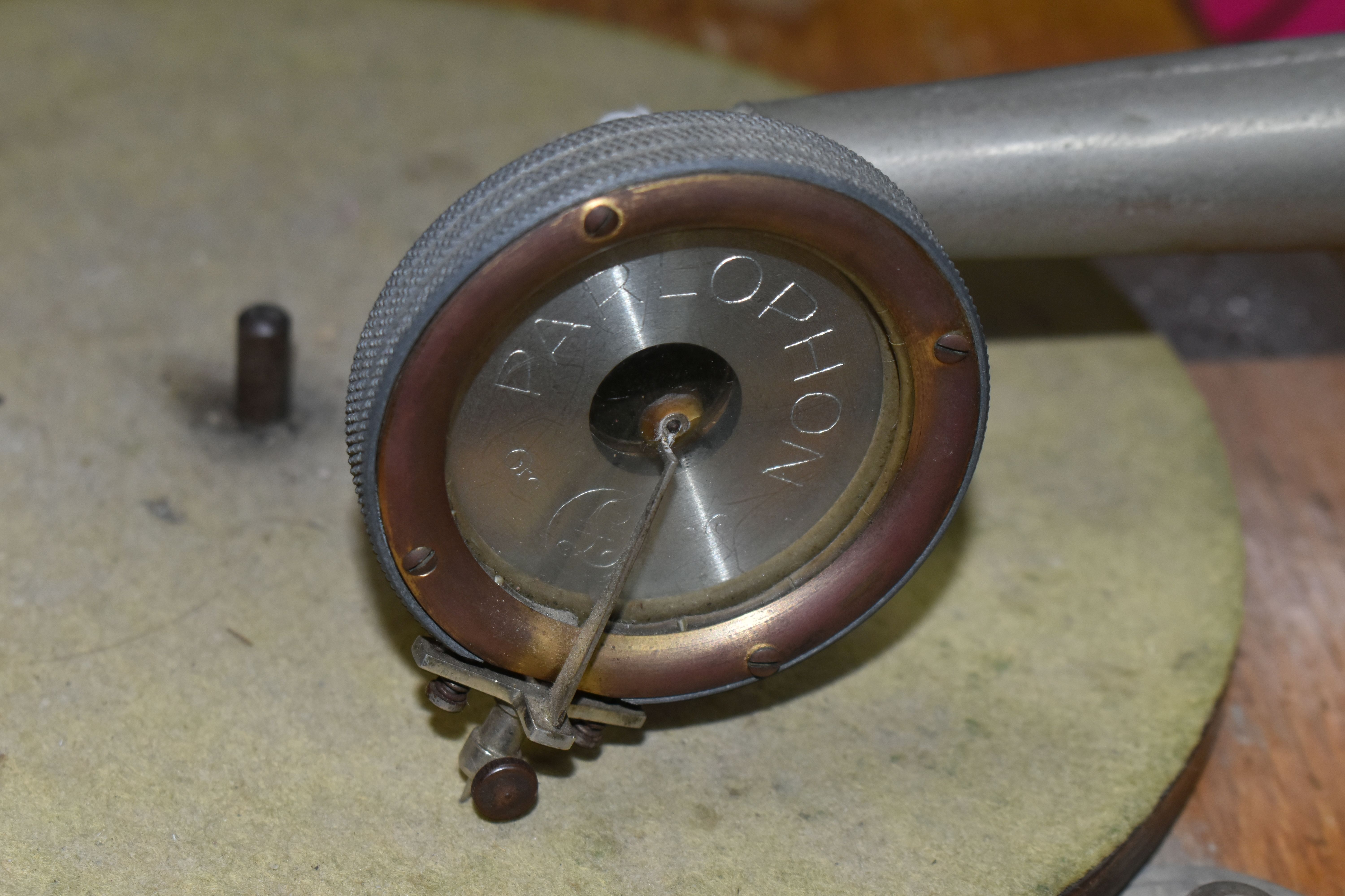 AN EARLY 20TH CENTURY PALE OAK PARLOPHONE TABLE TOP GRAMOPHONE, with moulded edges and on splayed - Image 6 of 10