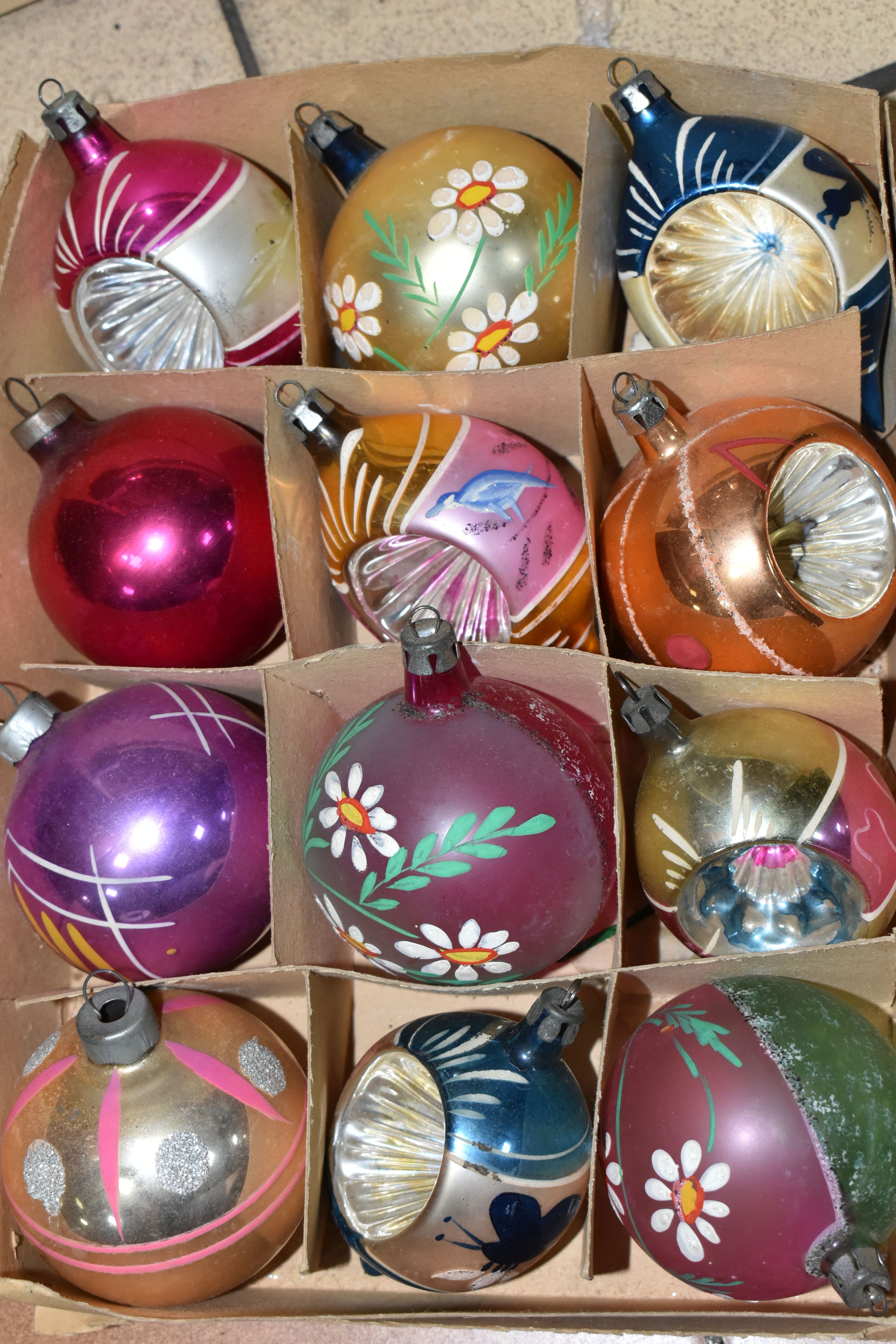 A GROUP OF MID TWENTIETH CENTURY AND SIMILAR CHRISTMAS BAUBLES, to include three boxes of vintage - Image 4 of 8