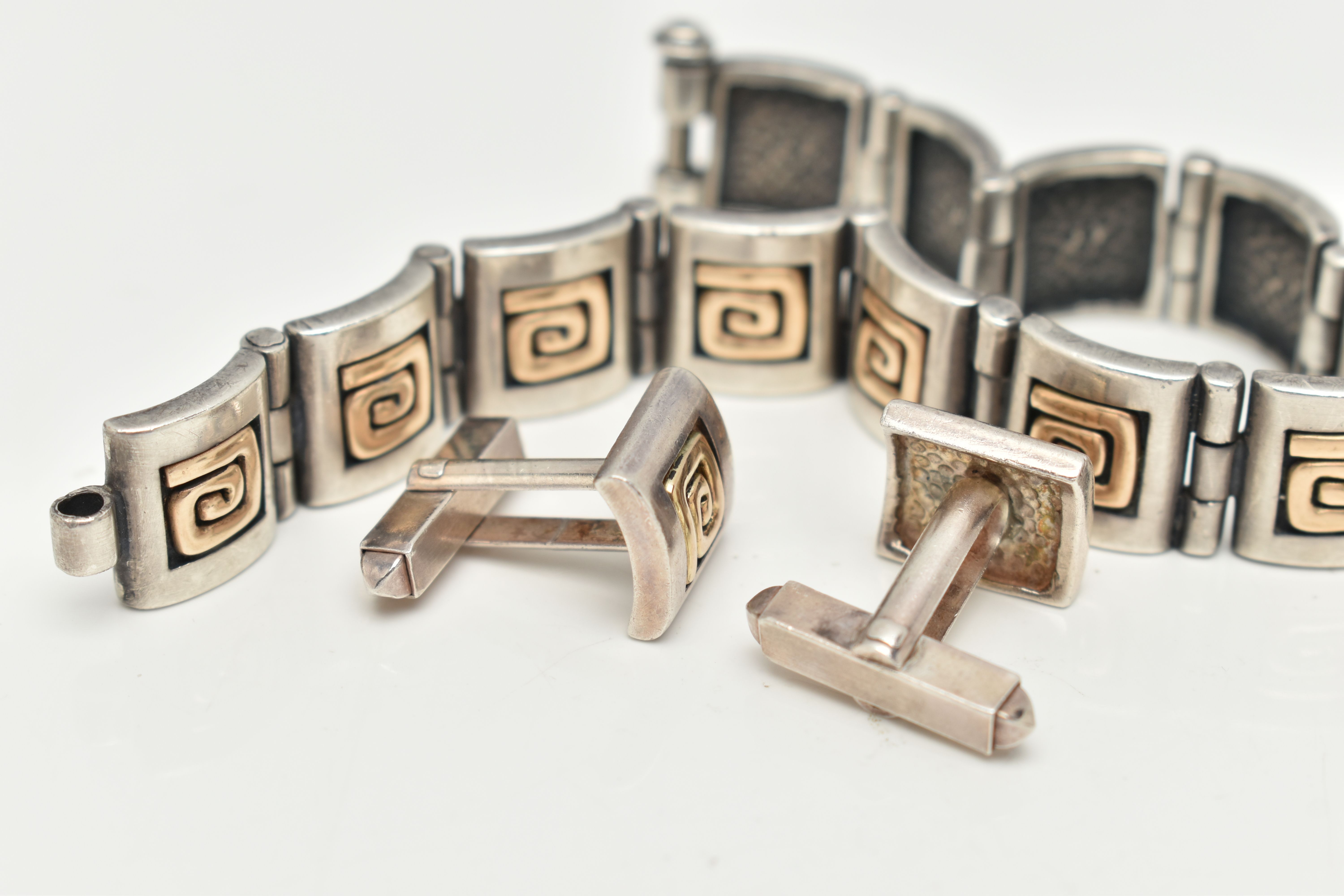 A BI COLOUR GREEK KEY BRACELET AND CUFFLINKS, a white metal bracelet comprised of twelve square - Image 2 of 4