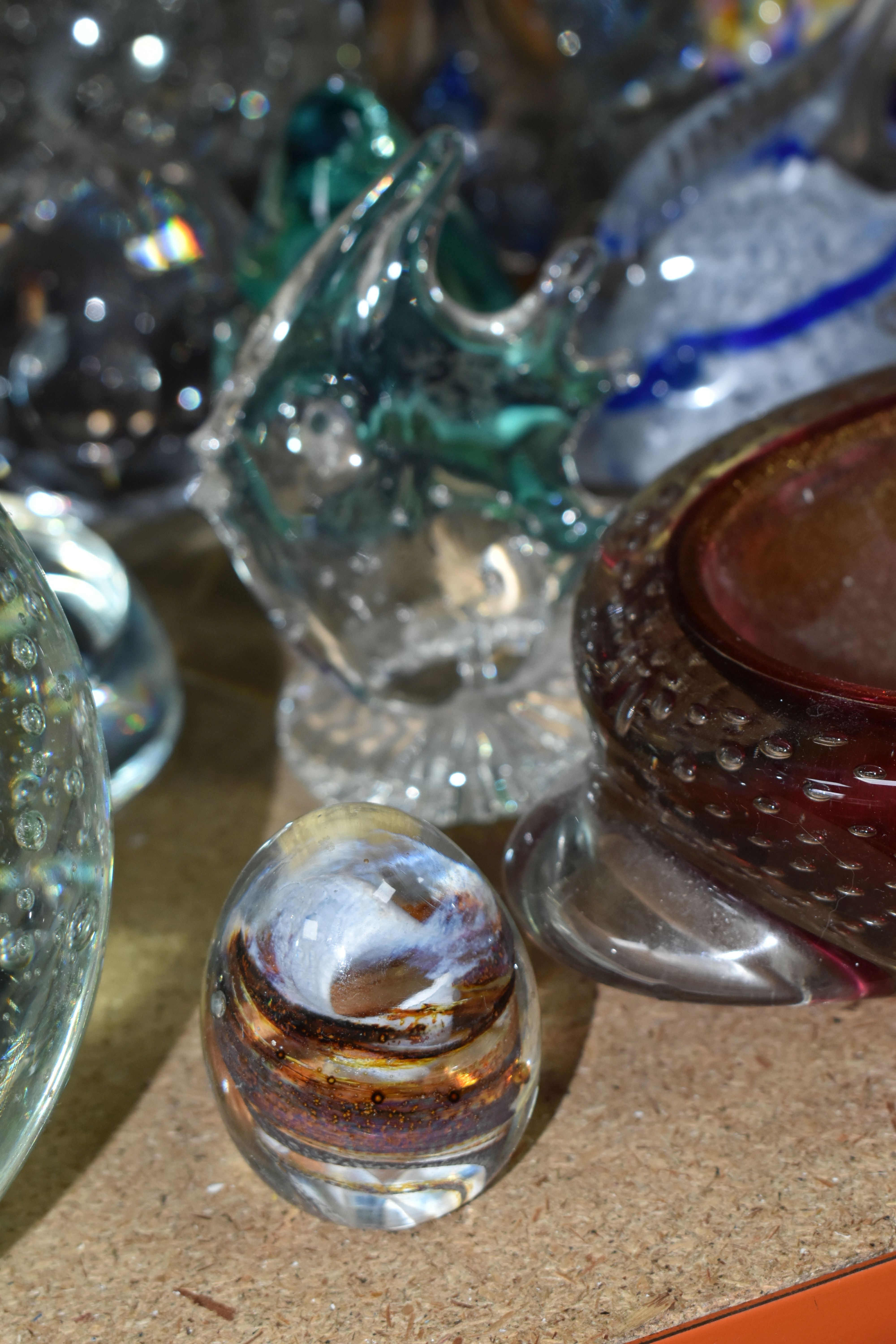 A GROUP OF COLOURED GLASSWARE AND PAPERWEIGHTS, comprising two large air bubble paperweights, a - Image 12 of 12