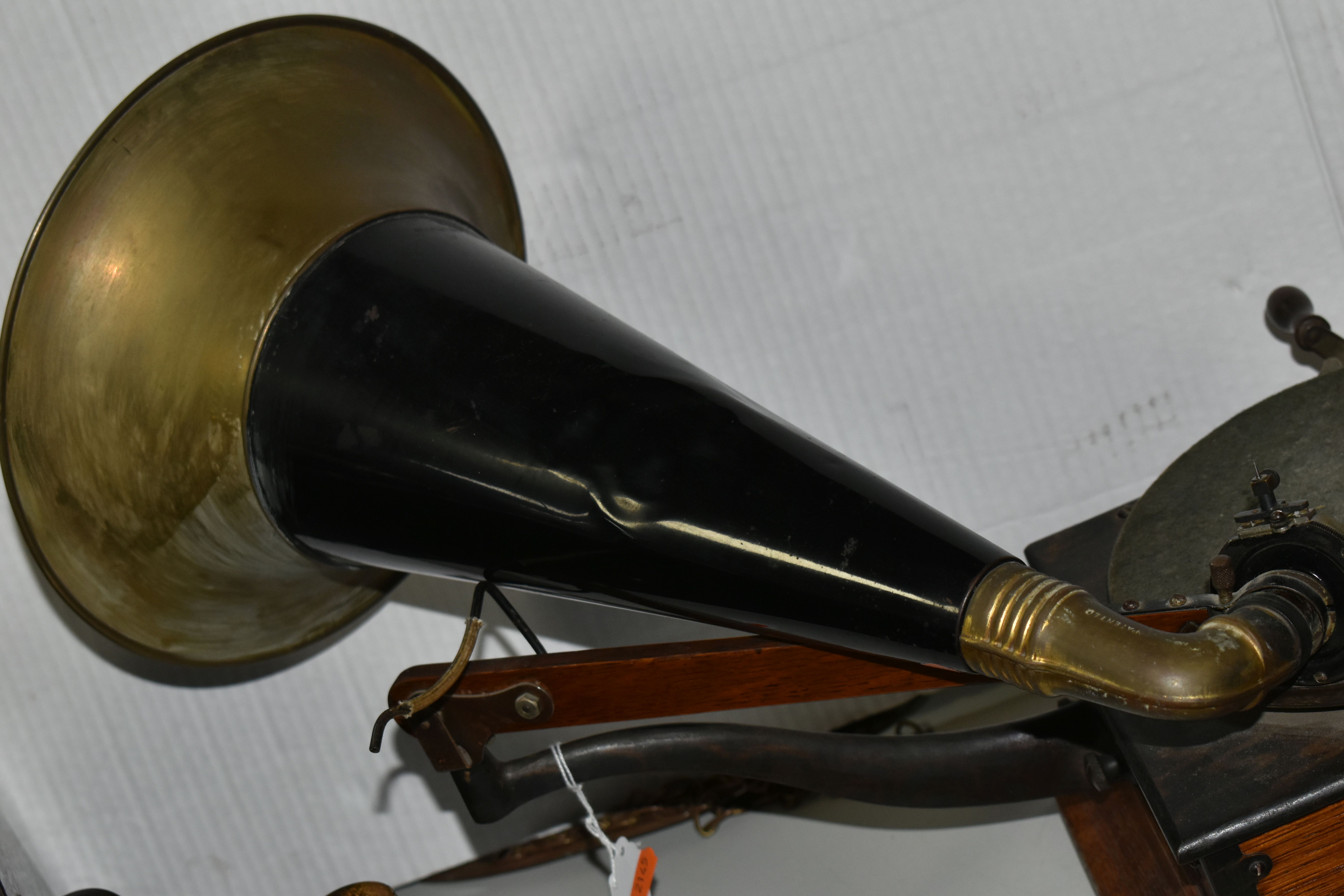 A VICTOR HIS MASTERS VOICE TYPE R COMPACT GRAMOPHONE, complete with horn, in working condition - Image 8 of 11
