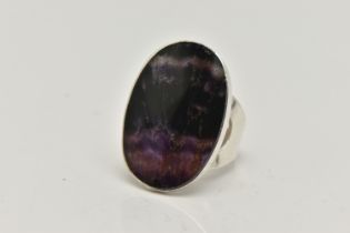 A SILVER BLUE JOHN FLUORITE RING, of a large oval form, measuring approximately length 31.0mm x 21.