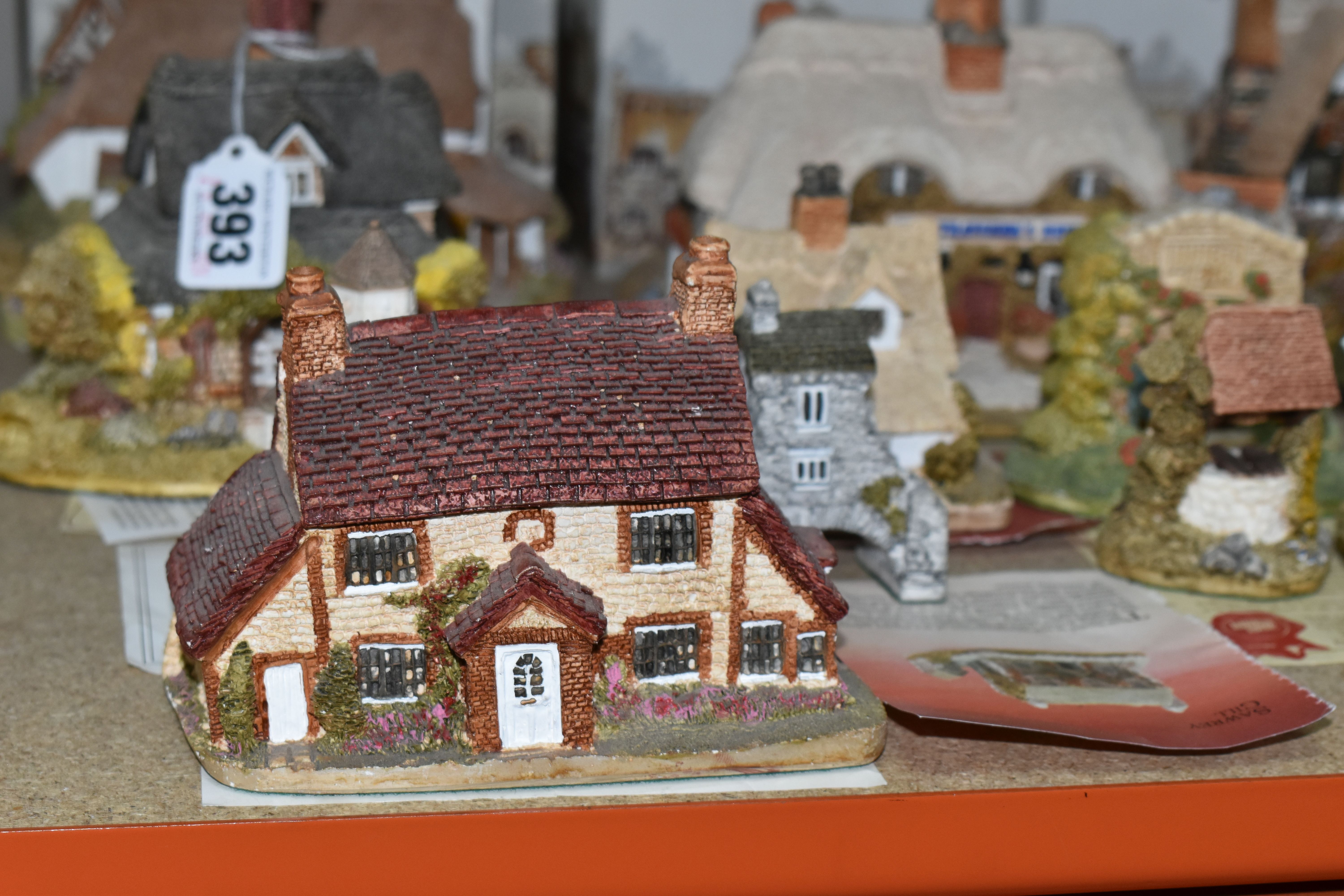 A COLECTION OF LILLIPUT LANE COTTAGES, five boxed houses comprising Circular Cottage and Oak Cottage - Image 3 of 9