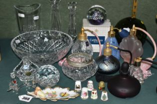 A GROUP OF CERAMICS AND GLASS WARE, to include a Herend trinket dish in the form of an oak leaf with