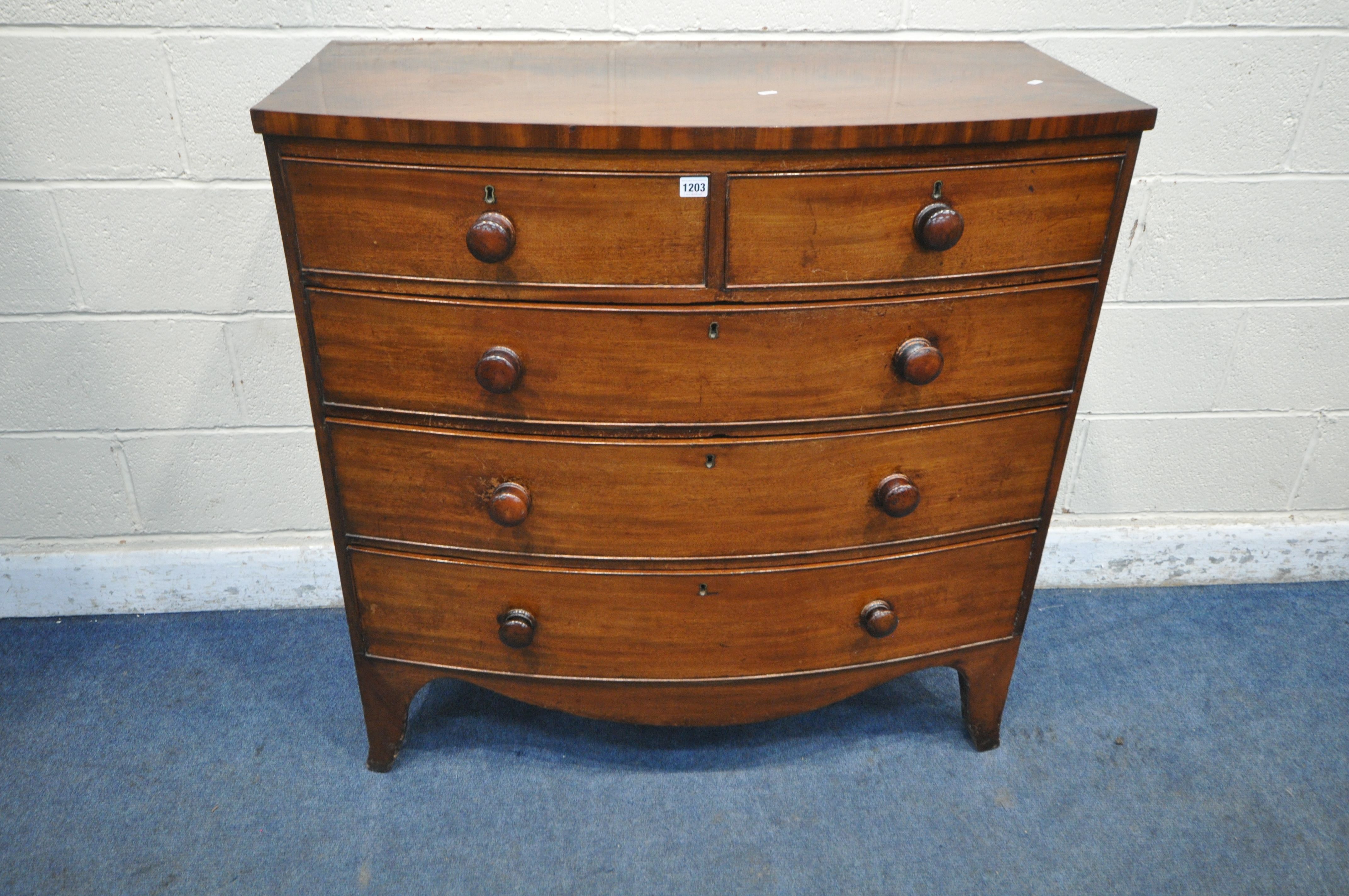 A GEORGIAN MAHOGANY BOW FRONT CHEST OF TWO SHORT OVER THREE LONG DRAWERS, width 105cm x depth 55cm x