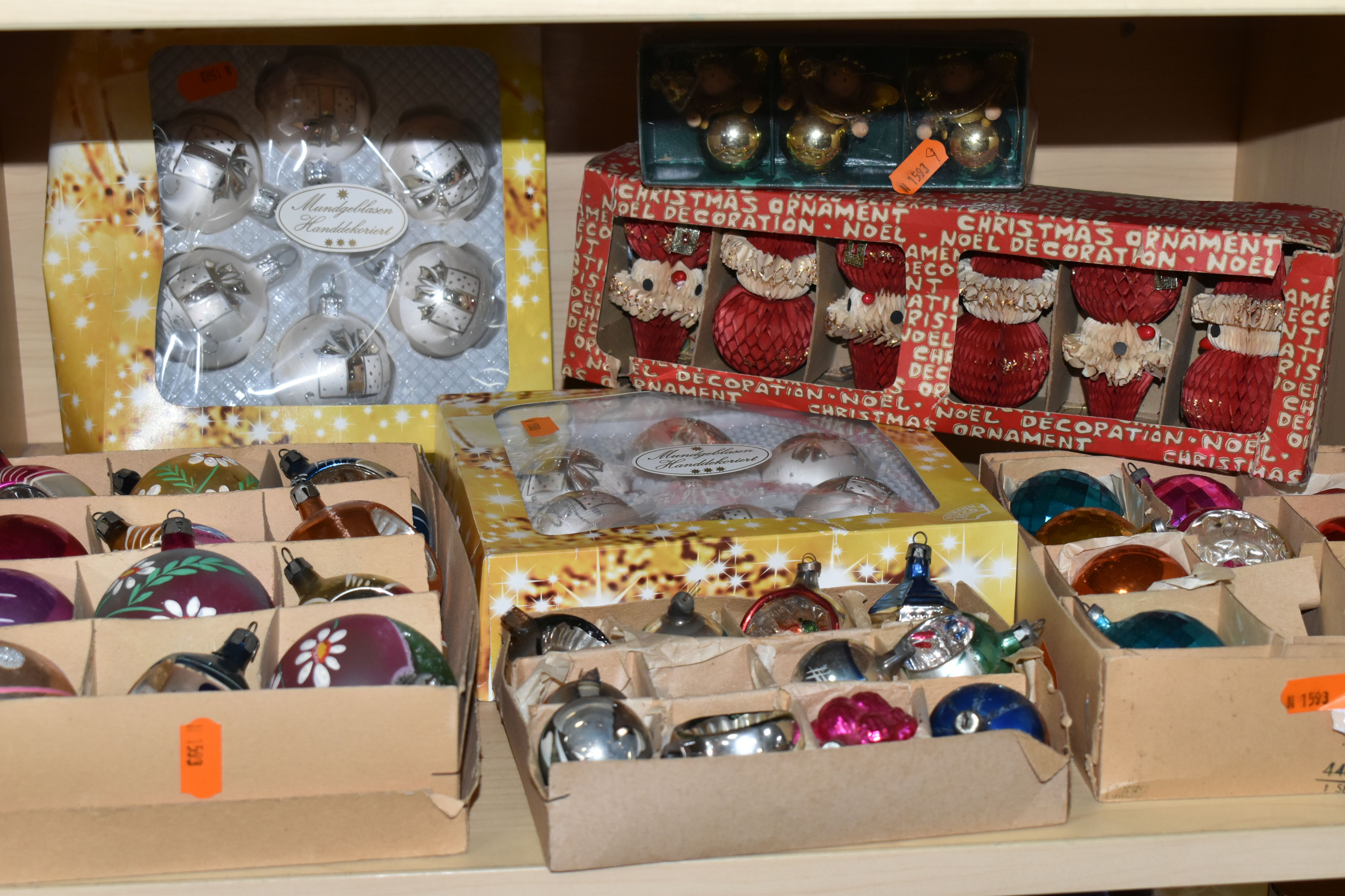 A GROUP OF MID TWENTIETH CENTURY AND SIMILAR CHRISTMAS BAUBLES, to include three boxes of vintage