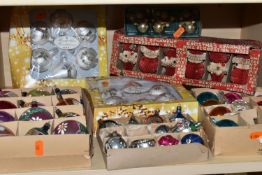 A GROUP OF MID TWENTIETH CENTURY AND SIMILAR CHRISTMAS BAUBLES, to include three boxes of vintage