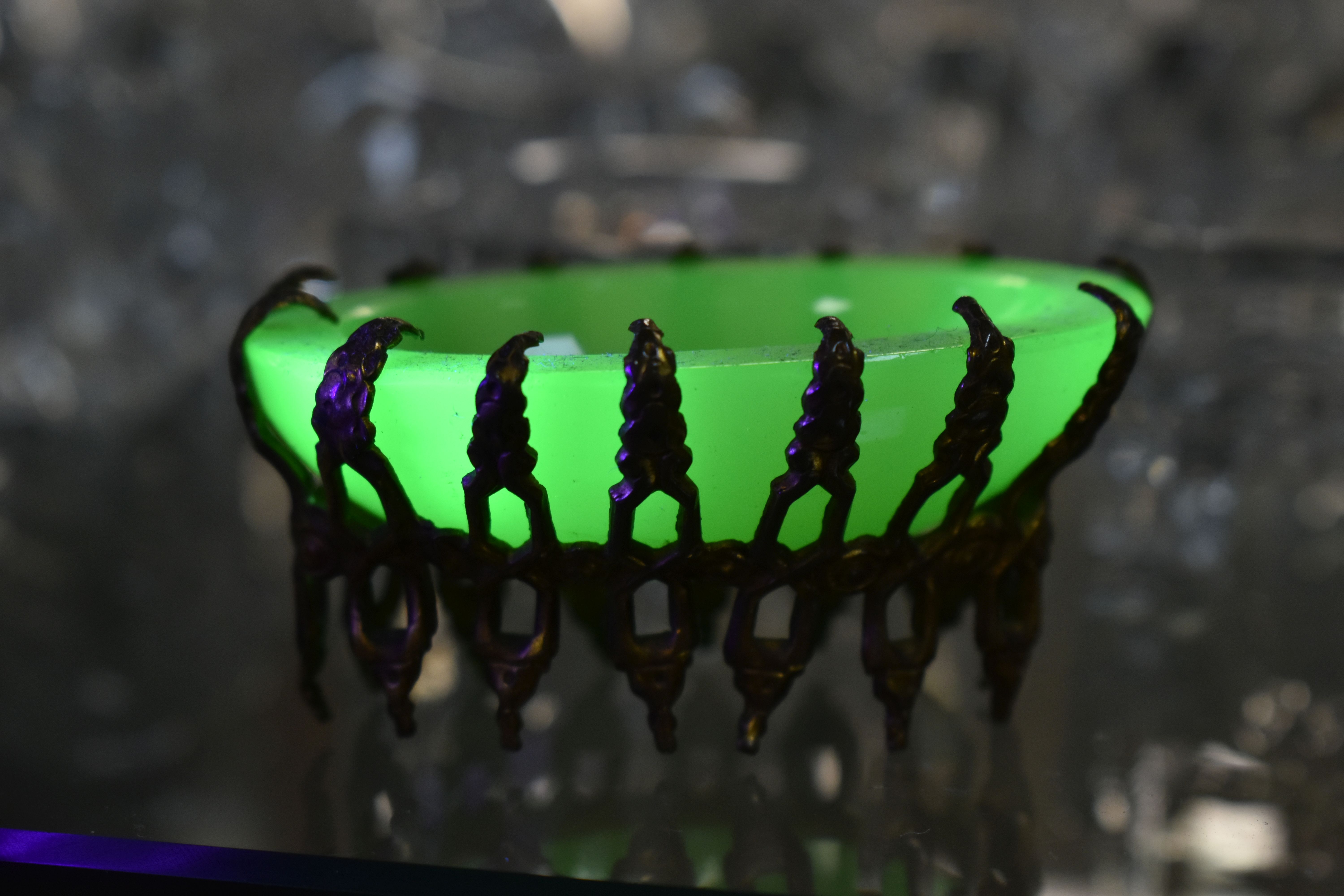 A COLLECTION OF SMALL GLASS ITEMS, to include salts - one uranium glass in a gilt metal stand, knife - Image 9 of 9