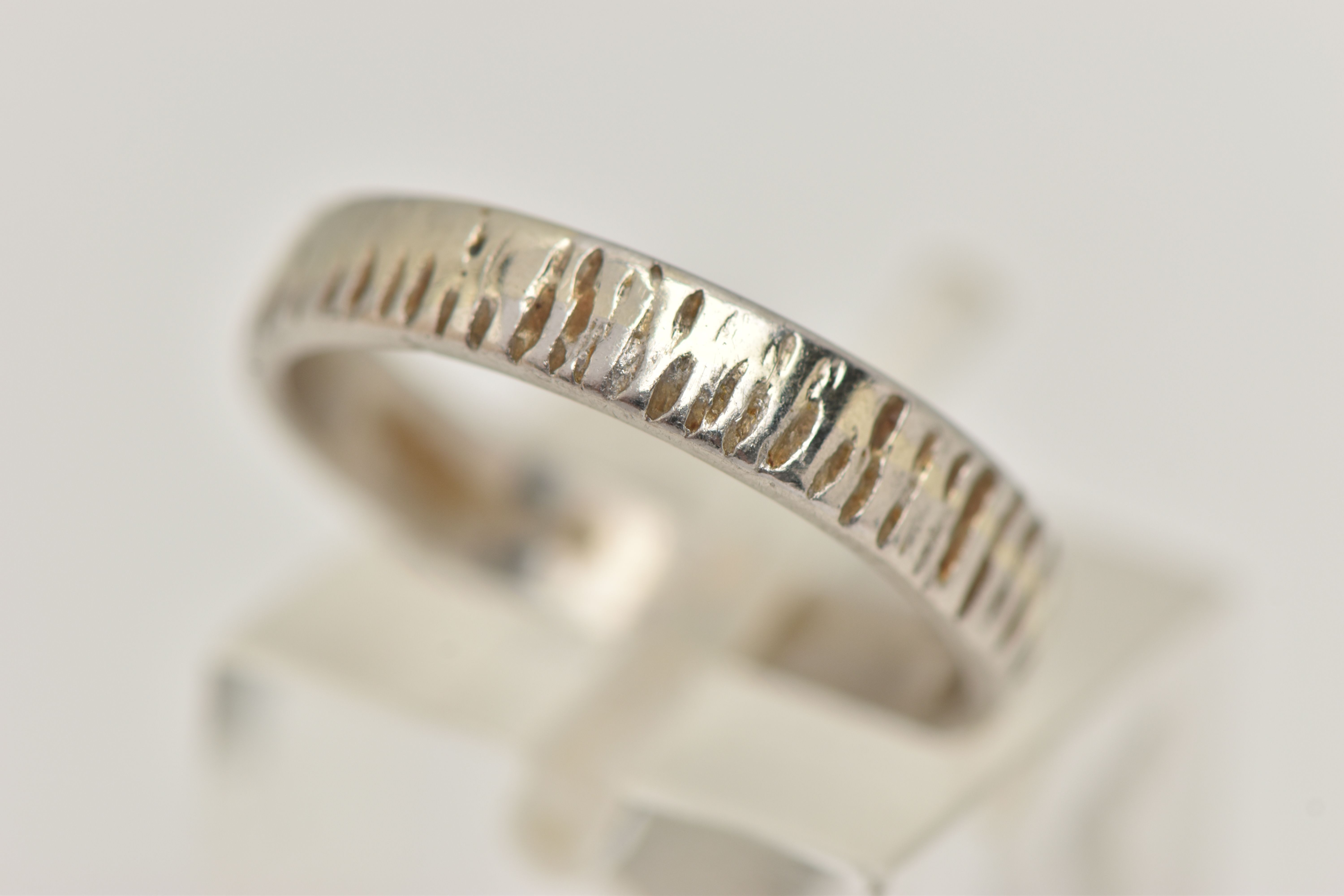 A WHITE METAL BAND RING, A WATCH AND A PAIR OF COSTUME EARRINGS, textured band, approximate band - Image 2 of 6