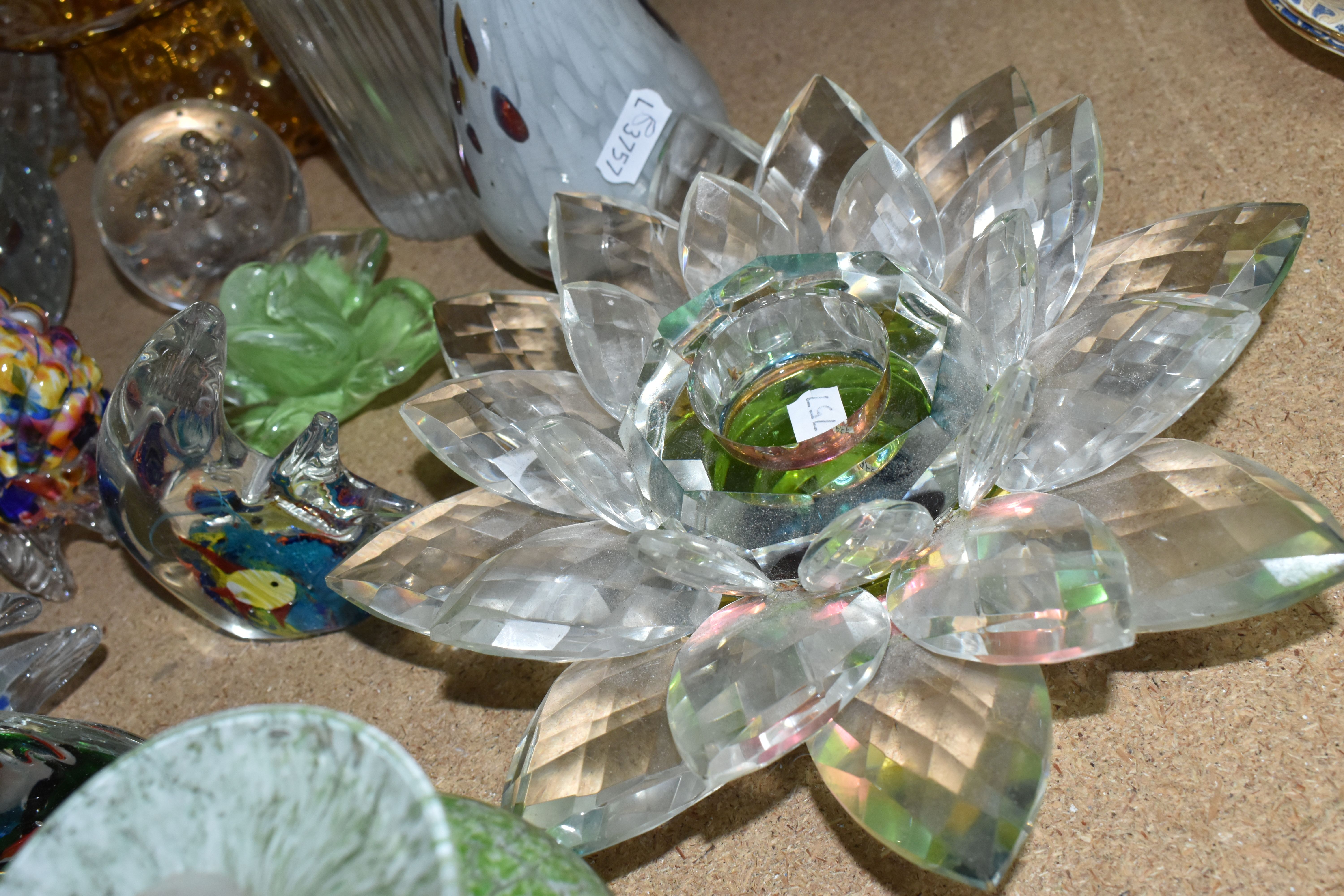 A GROUP OF COLOURED GLASSWARE AND PAPERWEIGHTS, comprising two large air bubble paperweights, a - Image 9 of 12