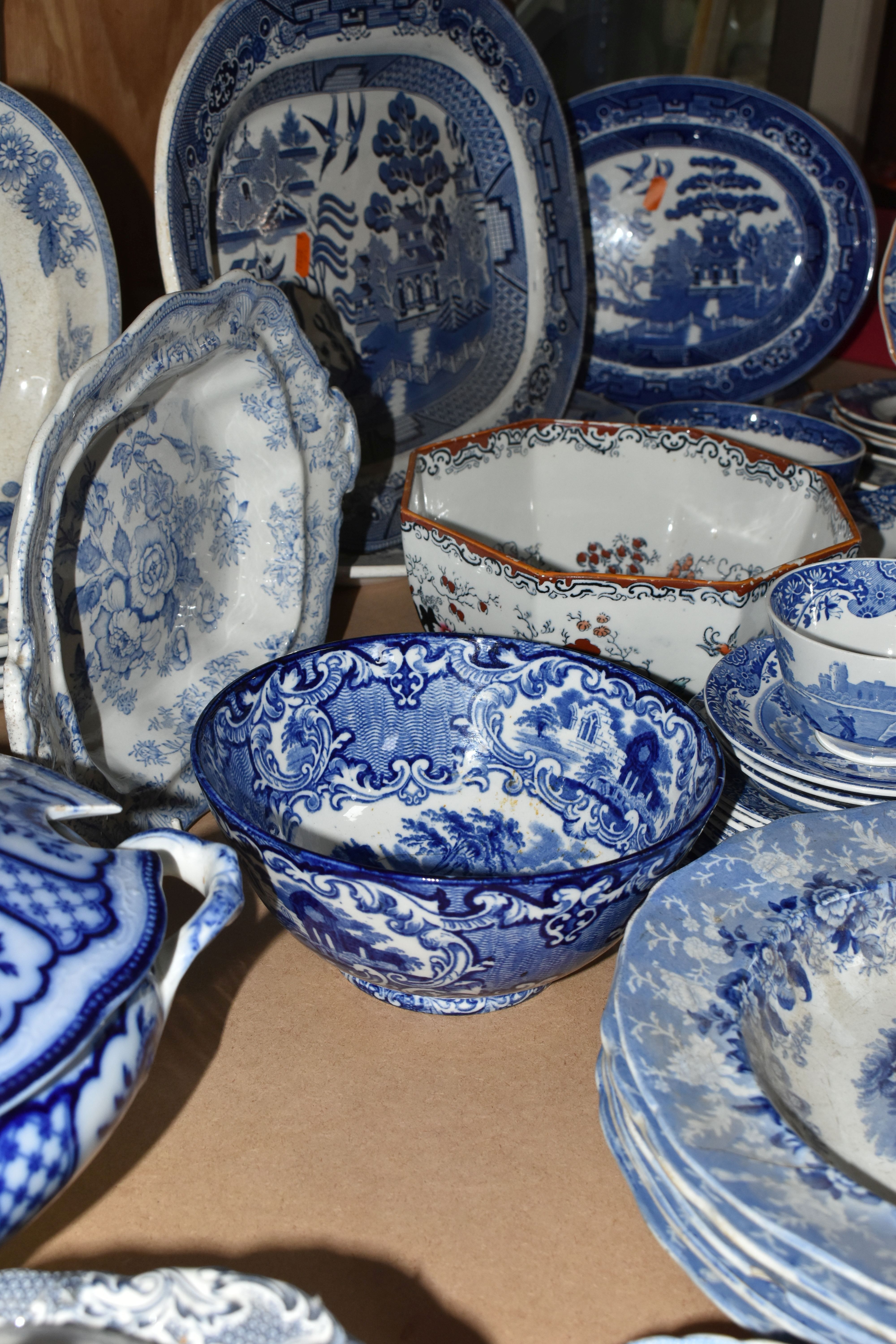 A LARGE QUANTITY OF LATE 19TH/EARLY 20TH CENTURY BLUE AND WHITE DINNERWARE, comprising five Vignette - Image 10 of 10