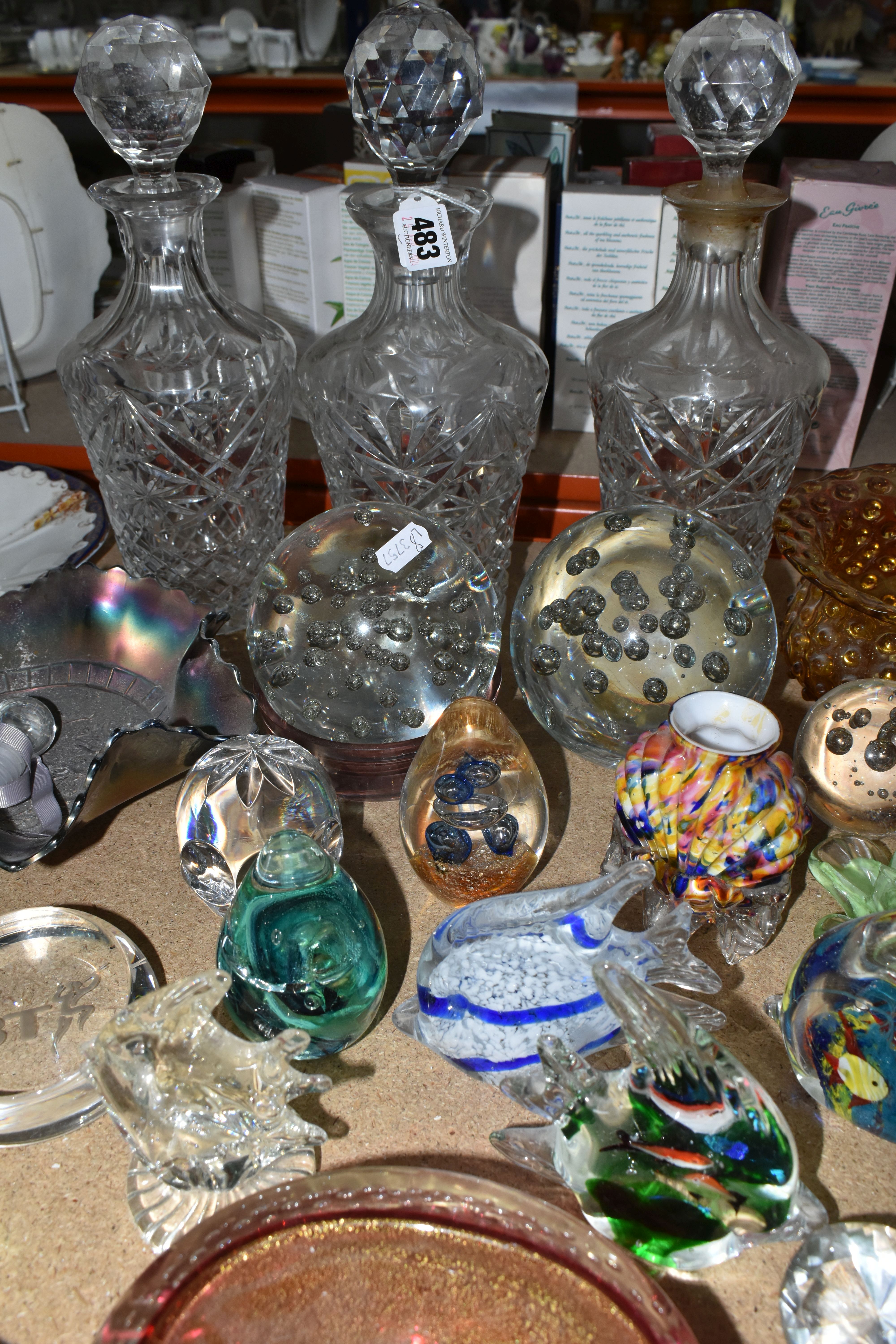 A GROUP OF COLOURED GLASSWARE AND PAPERWEIGHTS, comprising two large air bubble paperweights, a - Image 6 of 12