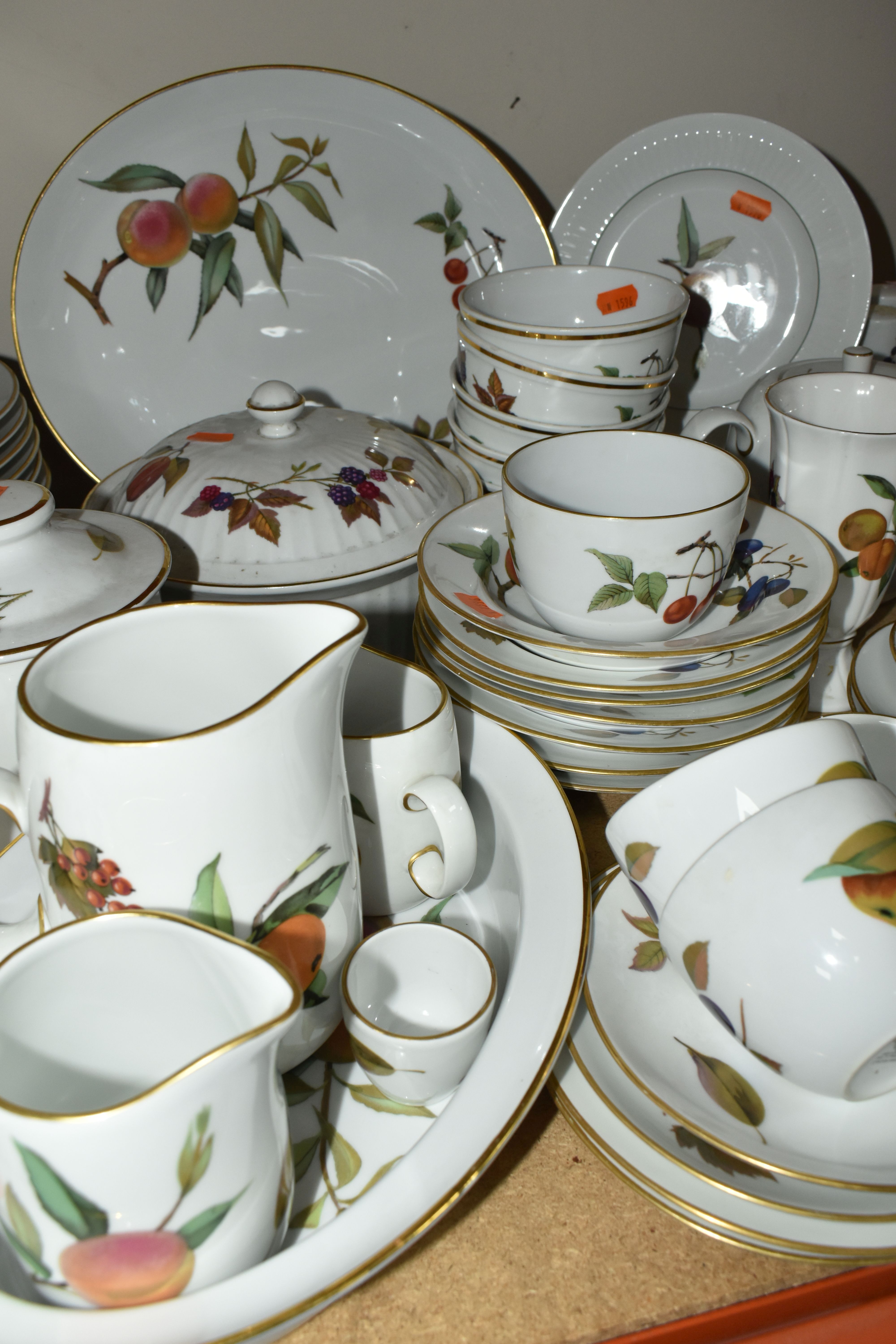 A LARGE QUANTITY OF ROYAL WORCESTER 'EVESHAM' PATTERN DINNERWARE, comprising three covered - Image 3 of 6