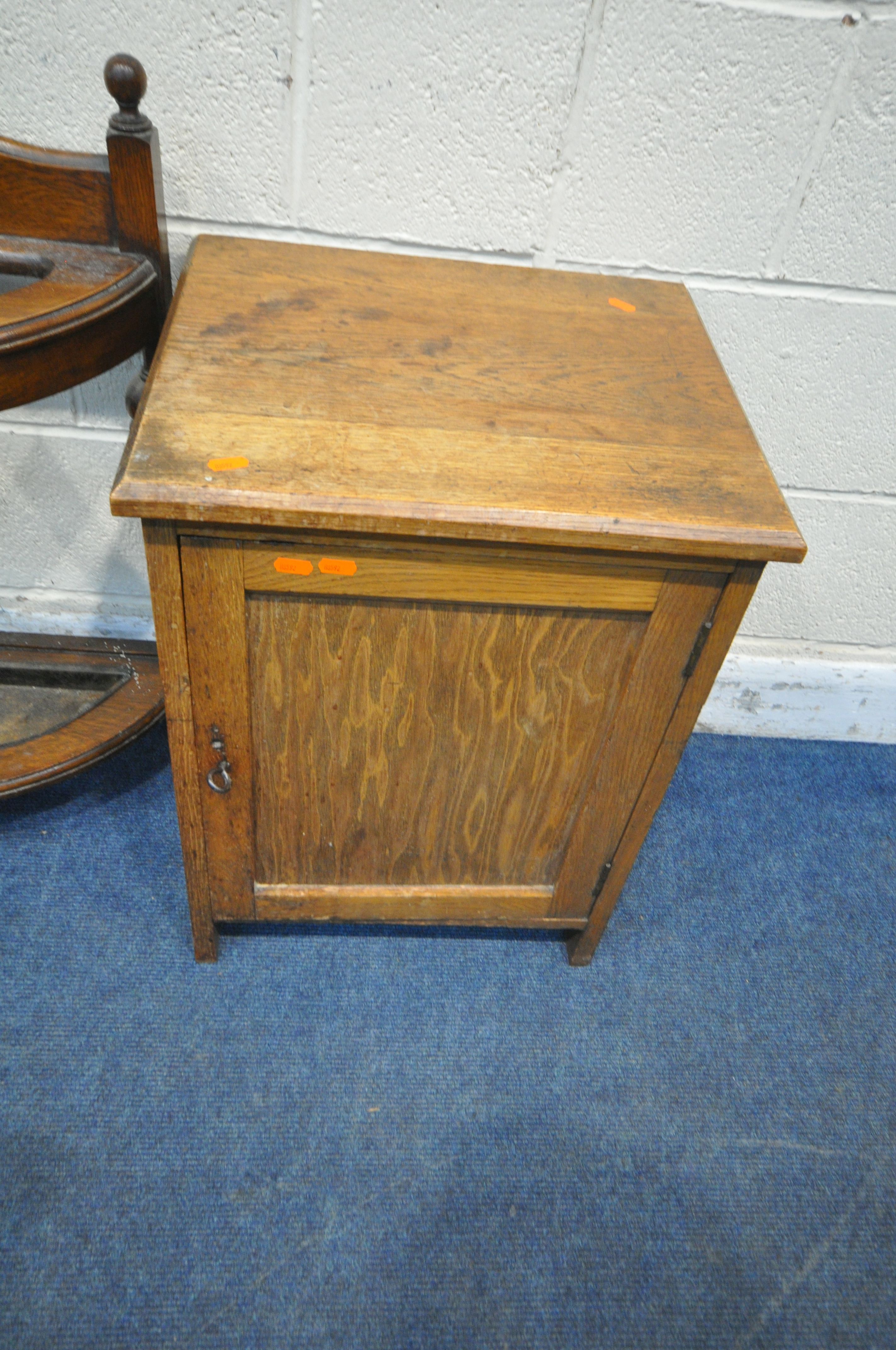 A SELECTION OF 20TH CENTURY OAK OCCASIONAL FURNITURE, to include a single door cabinet, width 46cm x - Image 2 of 6