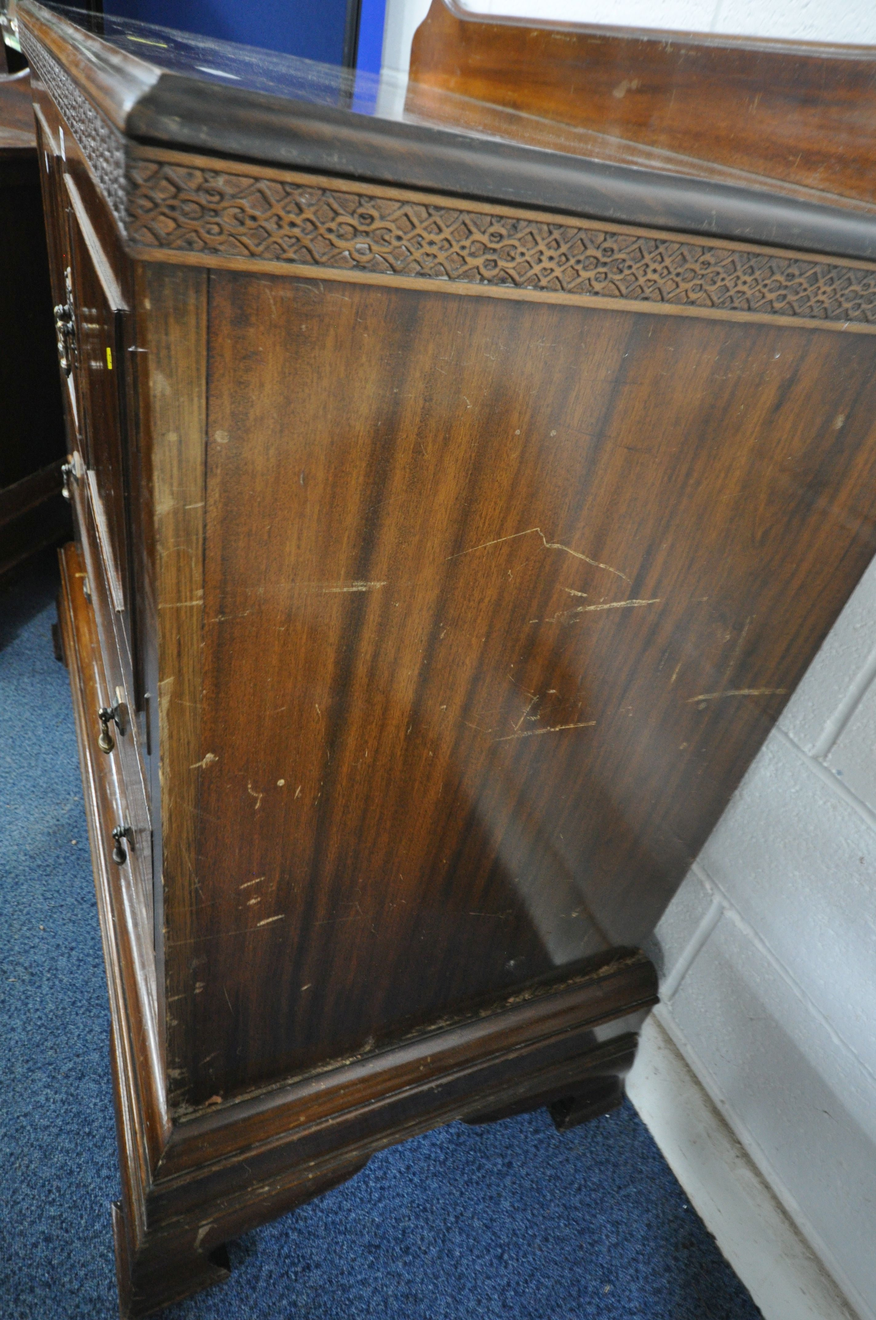 AN EARLY TO MID 20TH CENTURY MAHOGANY BEDROOM SUITE, comprising a tallboy, with double cupboard - Image 4 of 6