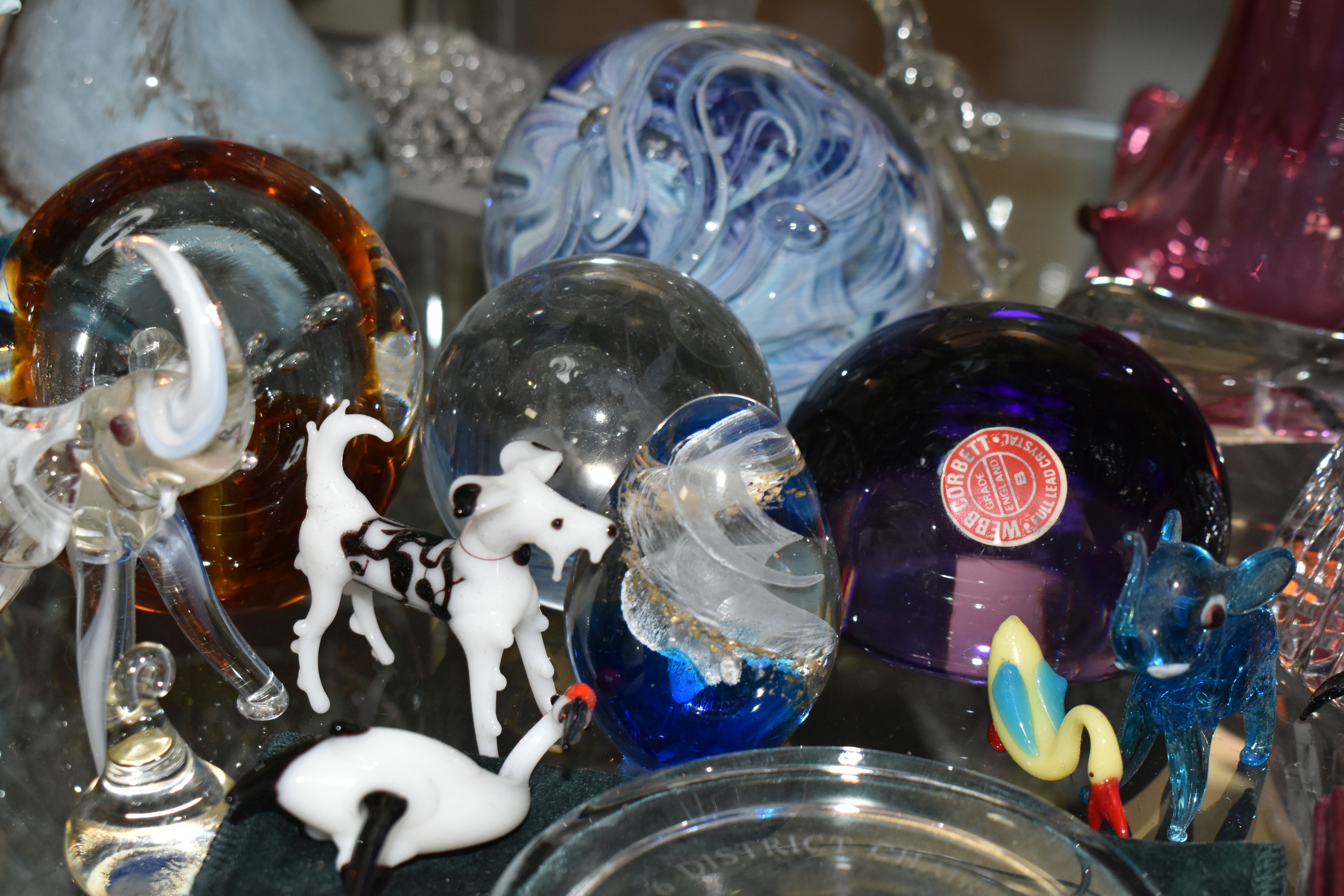 A GROUP OF COLOURED ART GLASS AND LAMPWORK ANIMALS, comprising a clear amethyst Webb Corbett - Image 8 of 11