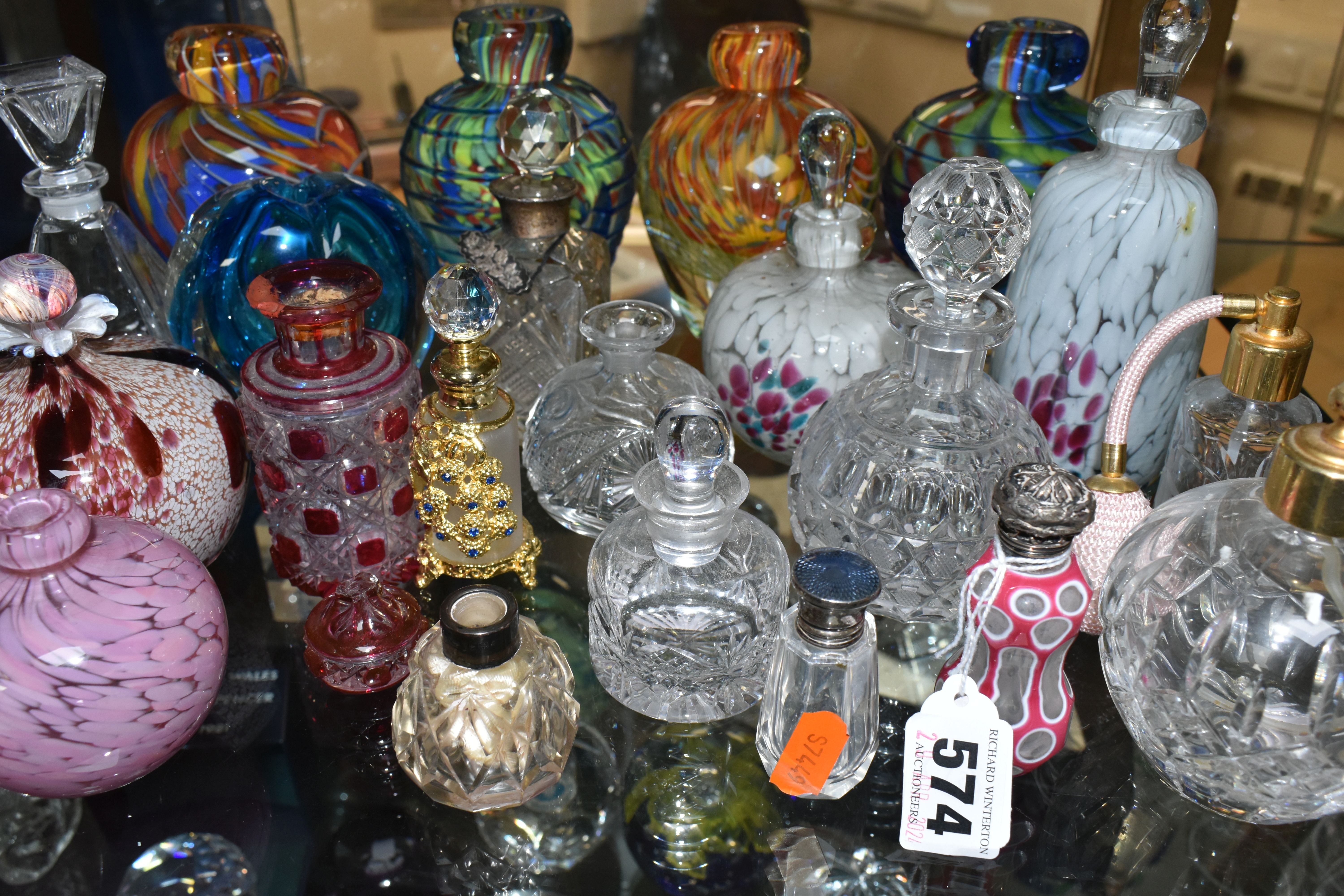 A GROUP OF SCENT BOTTLES, twenty one examples to include a pink and white overlay cut to clear scent - Image 7 of 7