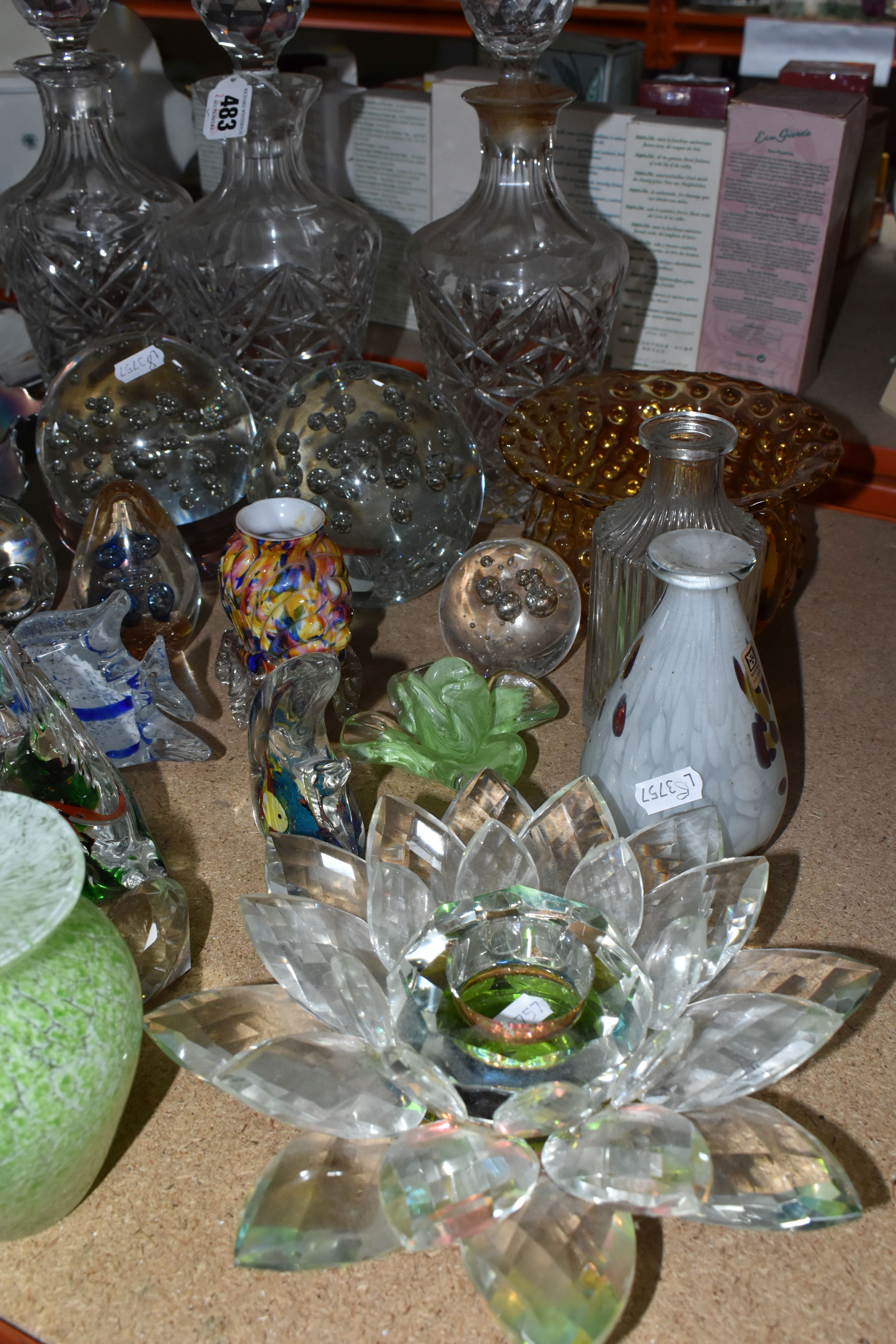 A GROUP OF COLOURED GLASSWARE AND PAPERWEIGHTS, comprising two large air bubble paperweights, a - Image 4 of 12