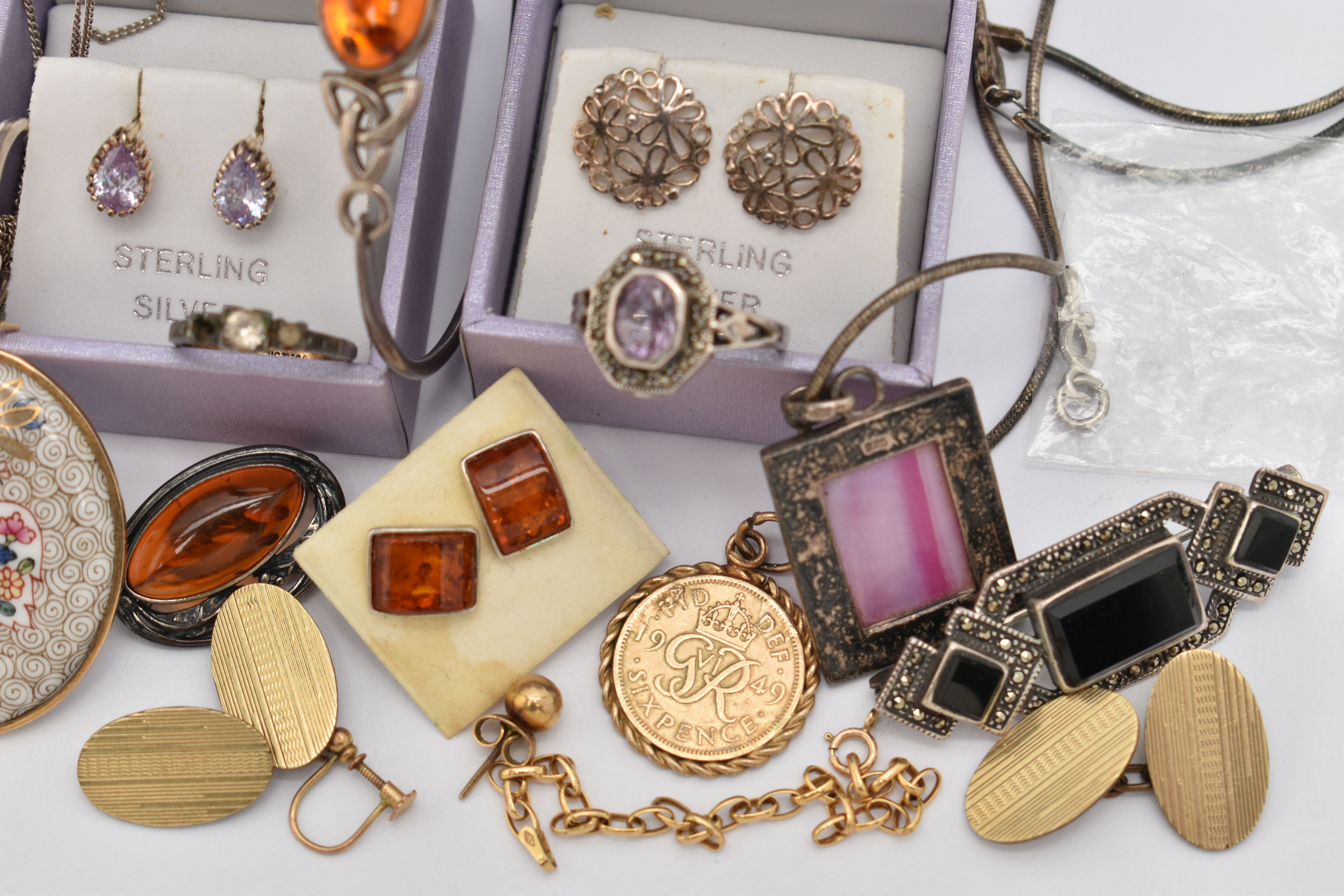 AN ASSORTMENT OF JEWELLERY, to include an AF yellow metal chain bracelet, stamped 375, a single - Image 3 of 5