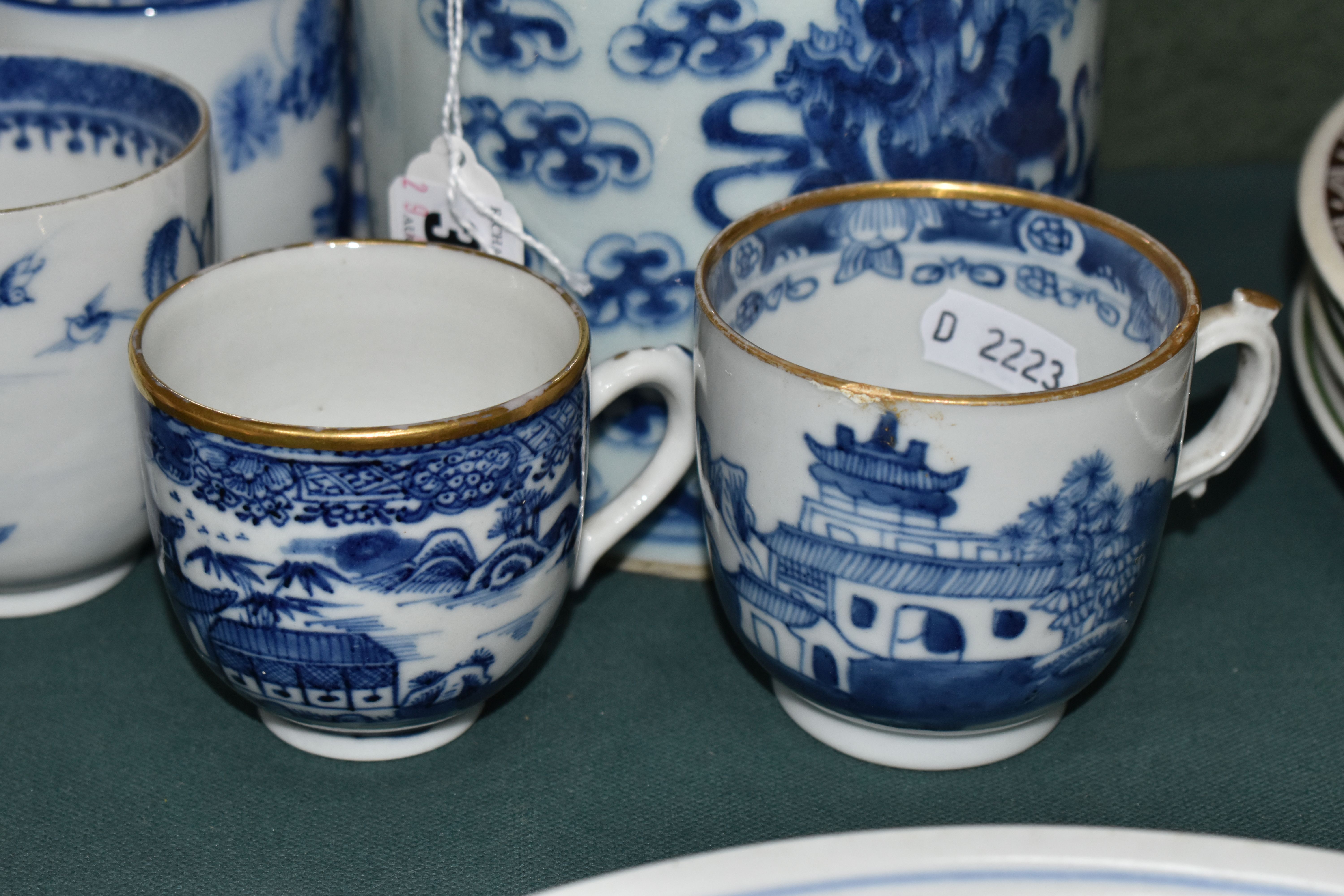 A GROUP OF LATE 18TH TO EARLY 20TH CENTURY CHINESE AND JAPANESE BLUE AND WHITE PORCELAIN, comprising - Image 4 of 9