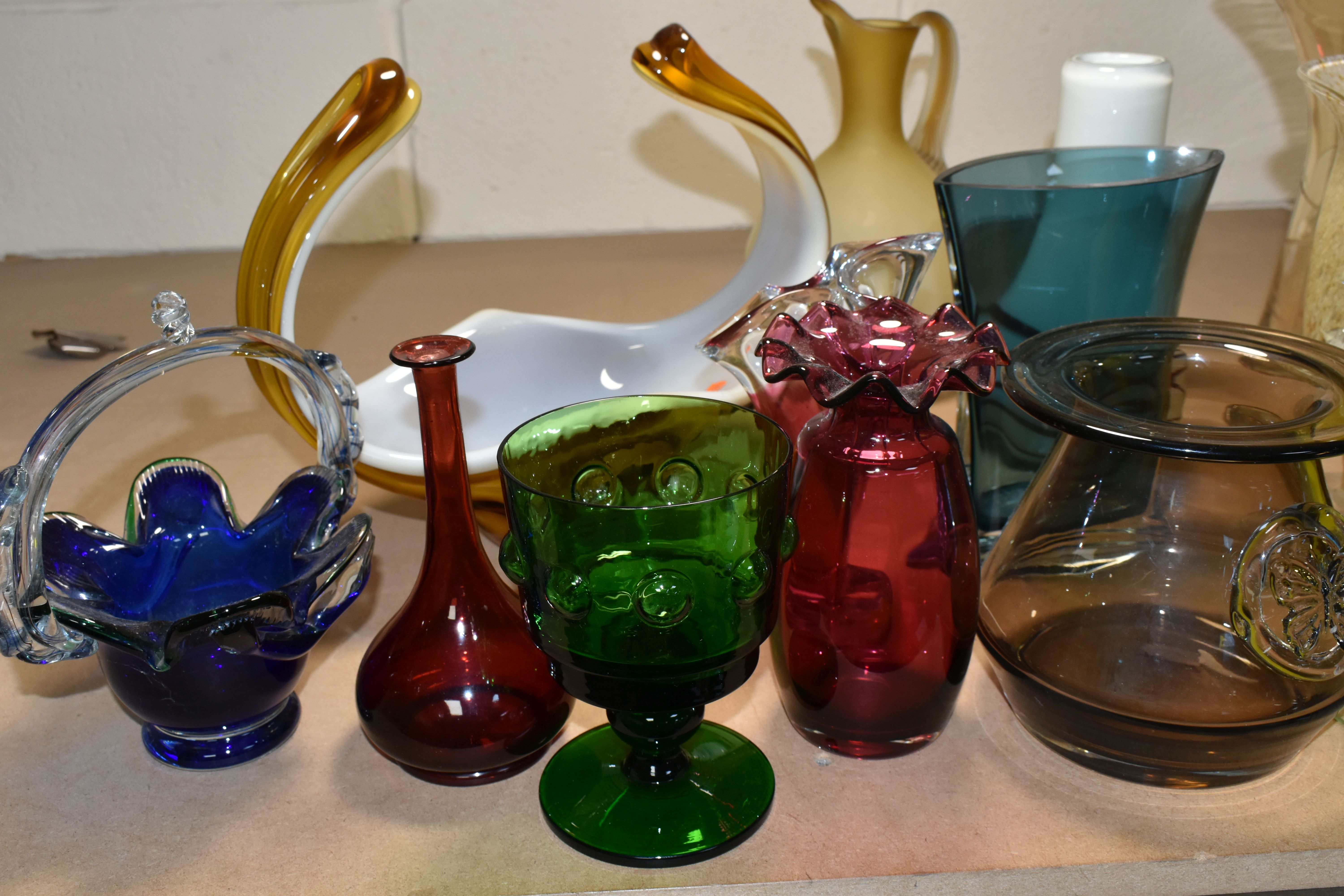 A SELECTION OF DECORATIVE COLOURED GLASSWARES, to include a Dartington vase with applied butterfly - Image 12 of 21