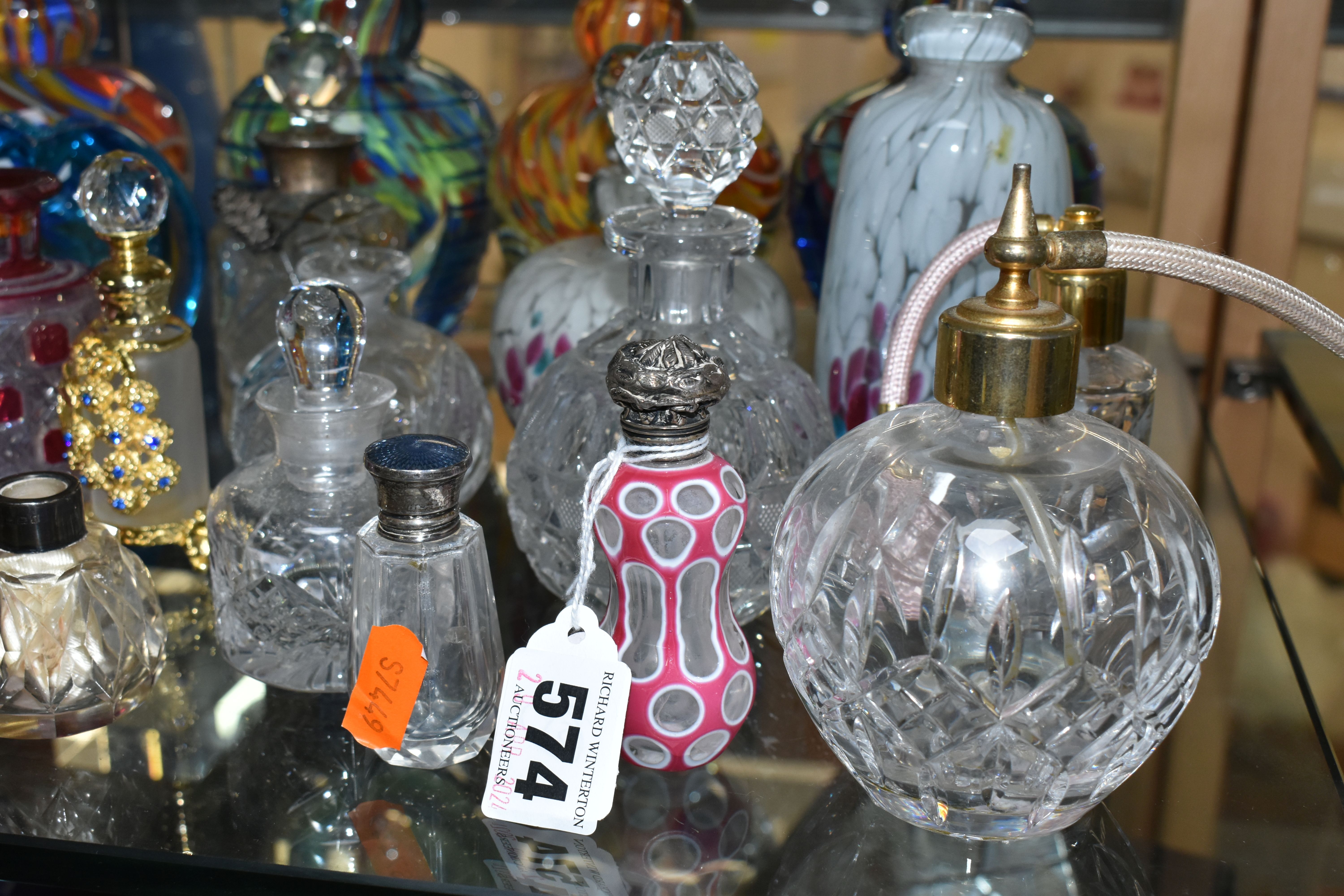 A GROUP OF SCENT BOTTLES, twenty one examples to include a pink and white overlay cut to clear scent - Image 3 of 7