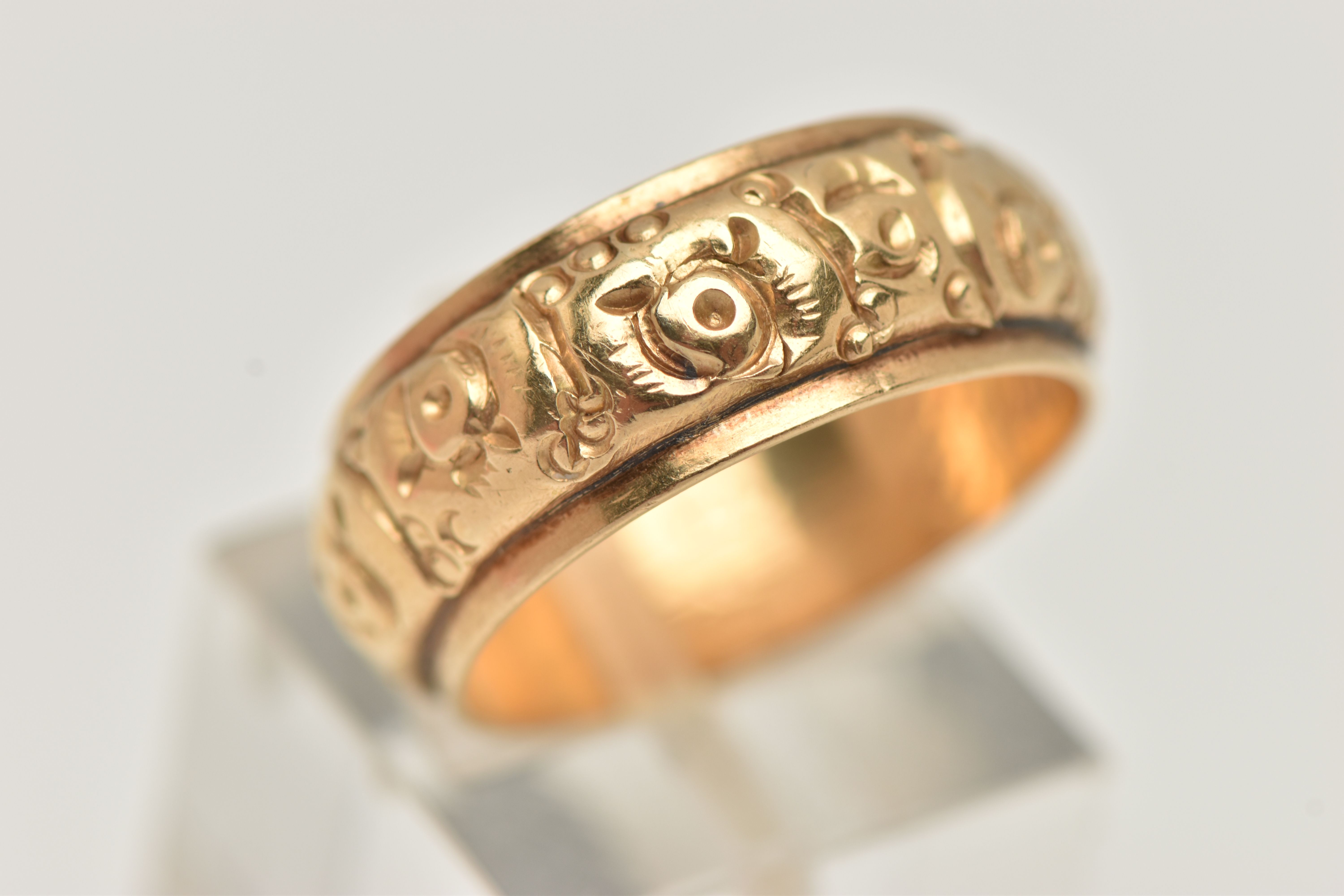 A FLORAL BAND RING, with personal engraving to inner band, stamp rubbed, believed to read 750, - Image 4 of 4