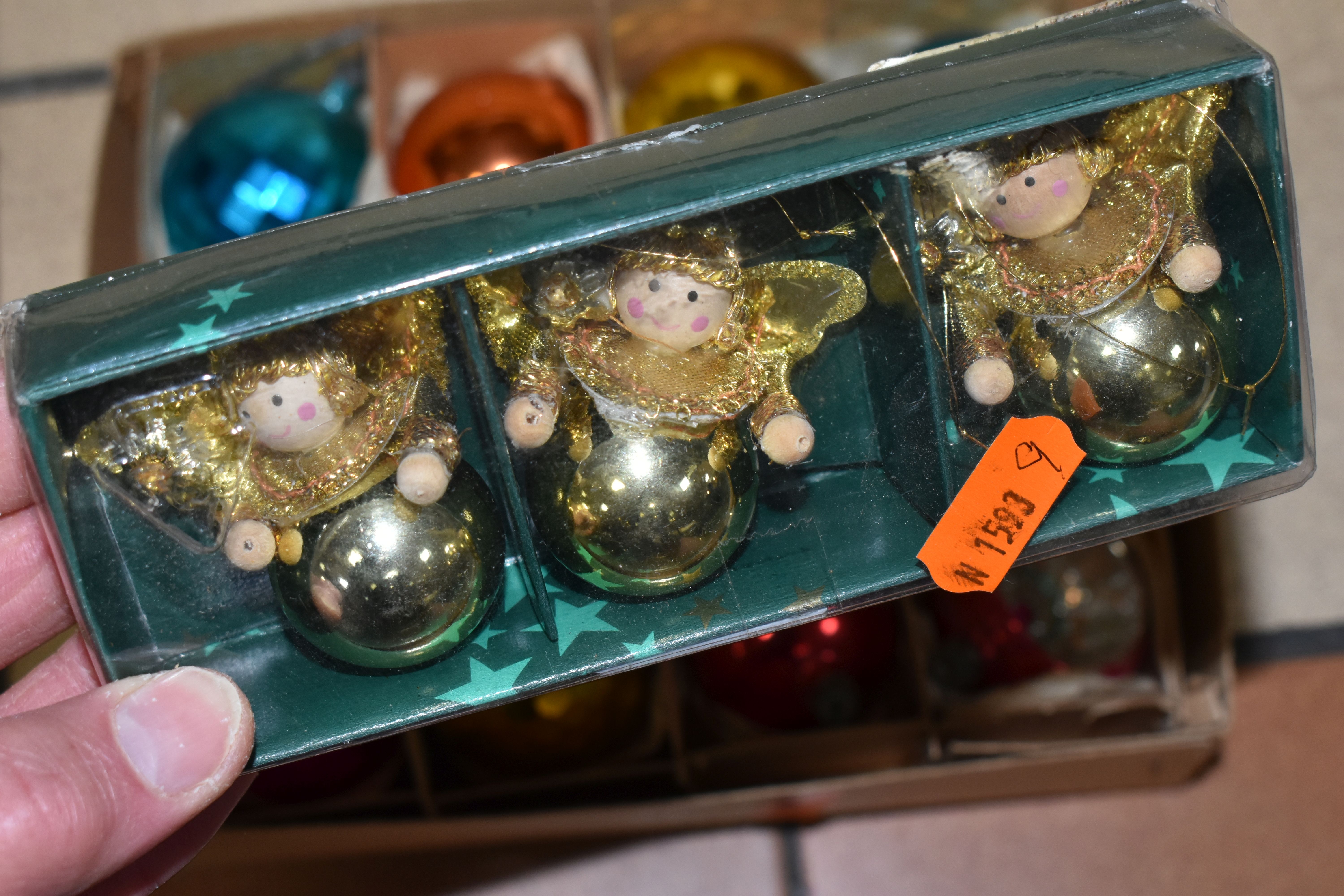 A GROUP OF MID TWENTIETH CENTURY AND SIMILAR CHRISTMAS BAUBLES, to include three boxes of vintage - Image 7 of 8
