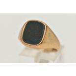 A 9CT GOLD GENTS BLOODSTONE SIGNET RING, polished rounded rectangular bloodstone inlay, to a