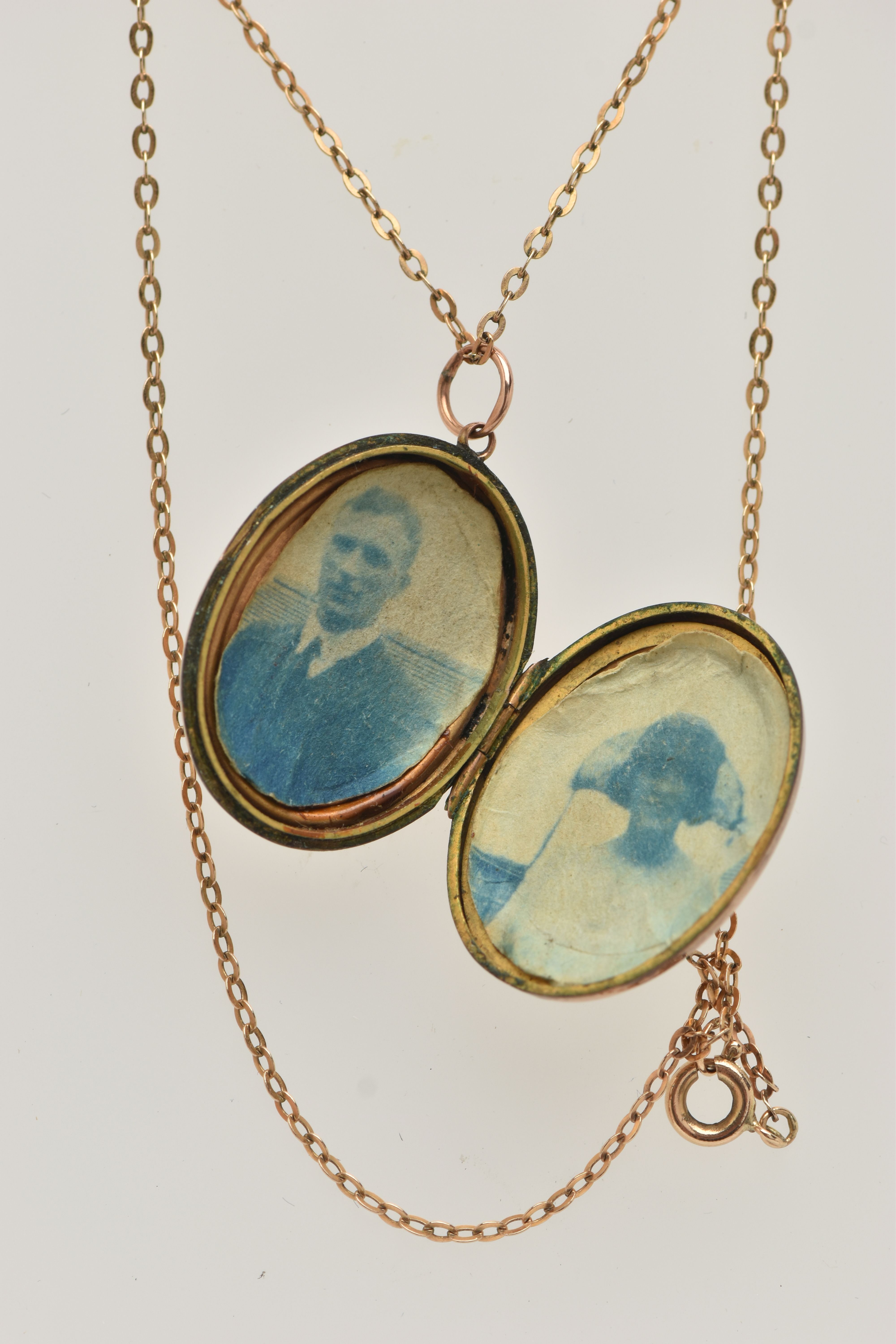 AN EARLY 20TH CENTURY 9CT GOLD FRONT AND BACK LOCKET WITH YELLOW METAL CHAIN, the oval locket with - Image 3 of 3