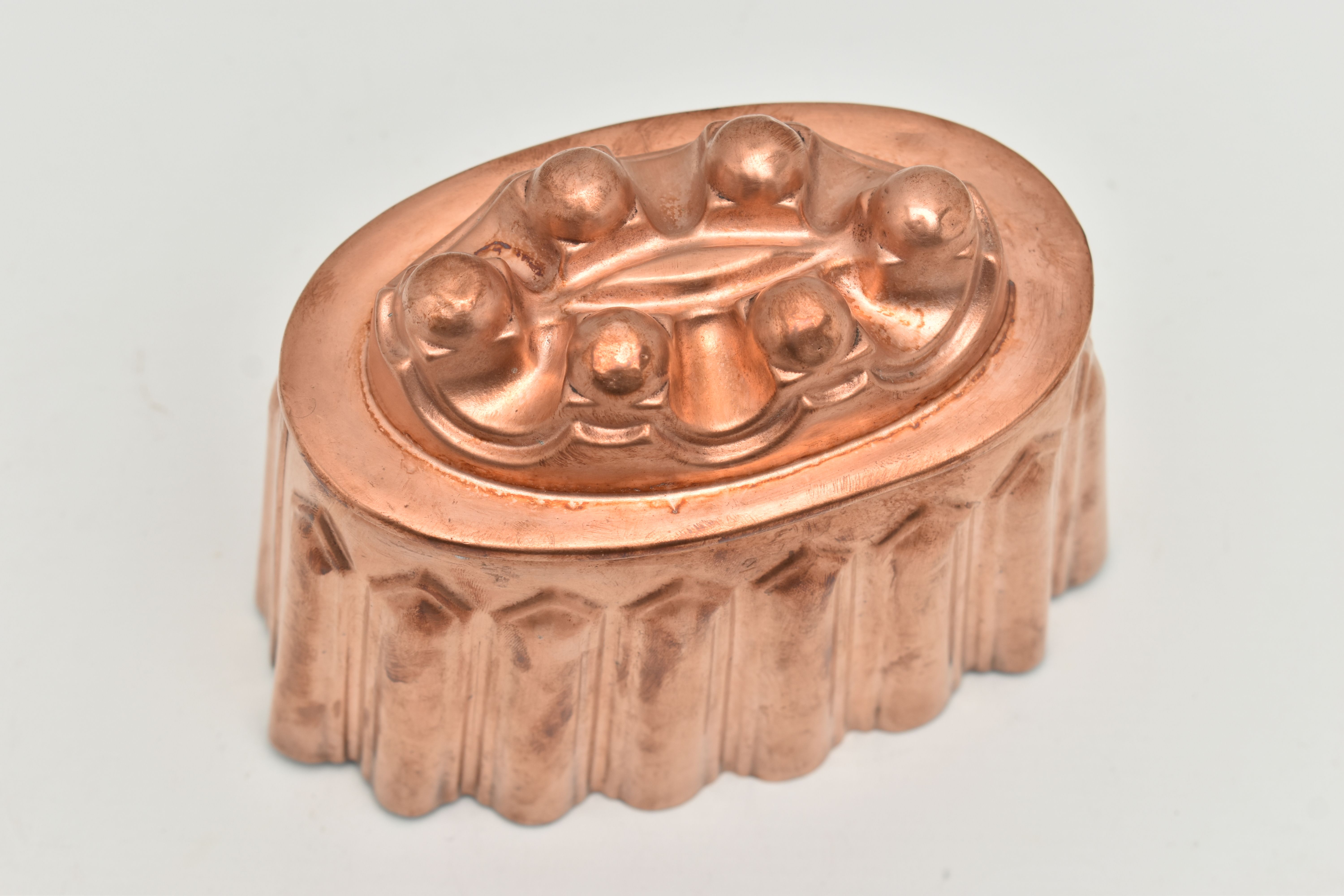 AN EARLY 20TH CENTURY COPPER JELLY MOULD OF OVAL FORM, stamped 'CM 205 1/2' to one side and '2' to - Image 2 of 4