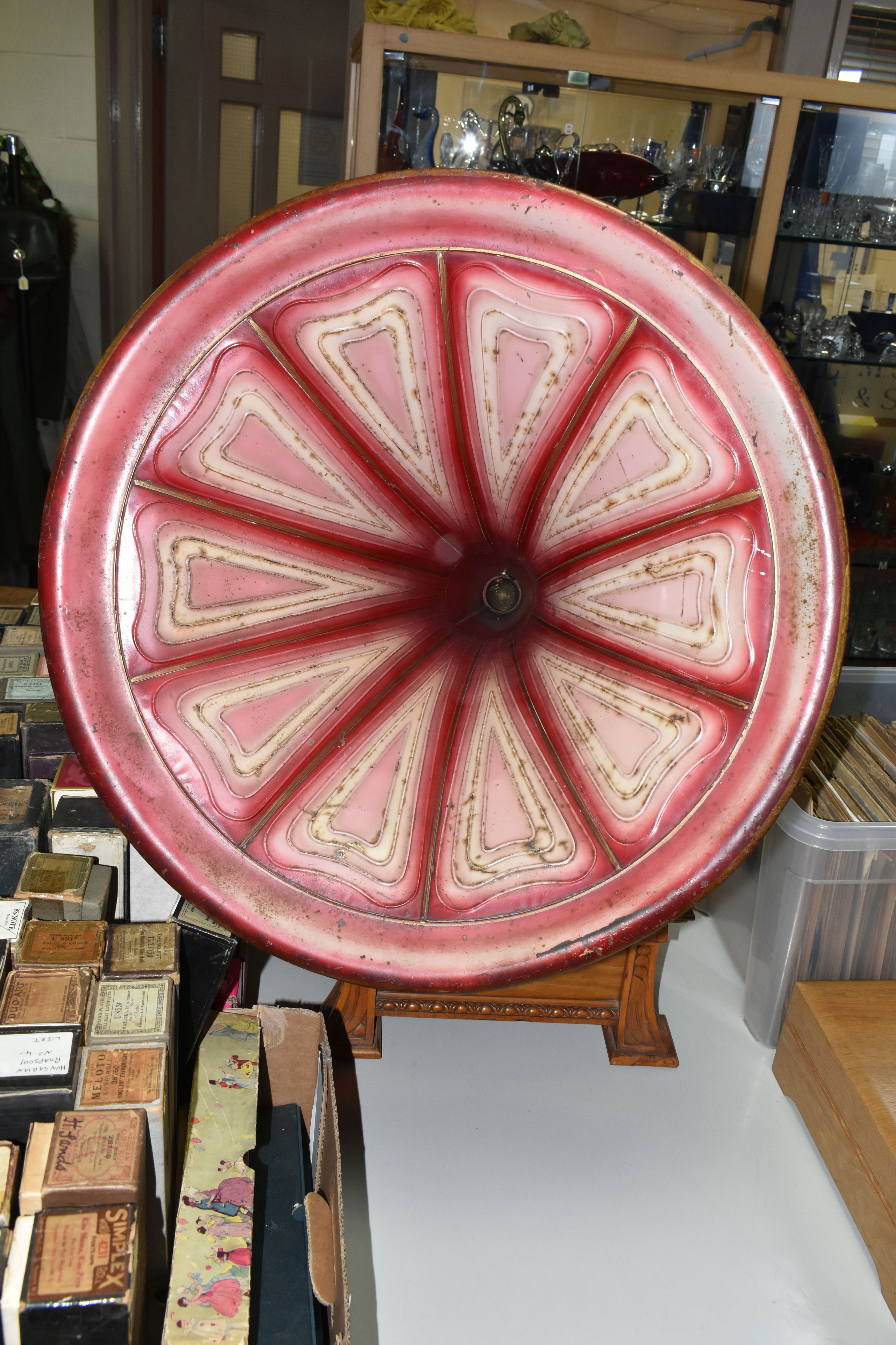 AN EARLY 20TH CENTURY PALE OAK PARLOPHONE TABLE TOP GRAMOPHONE, with moulded edges and on splayed - Image 2 of 10