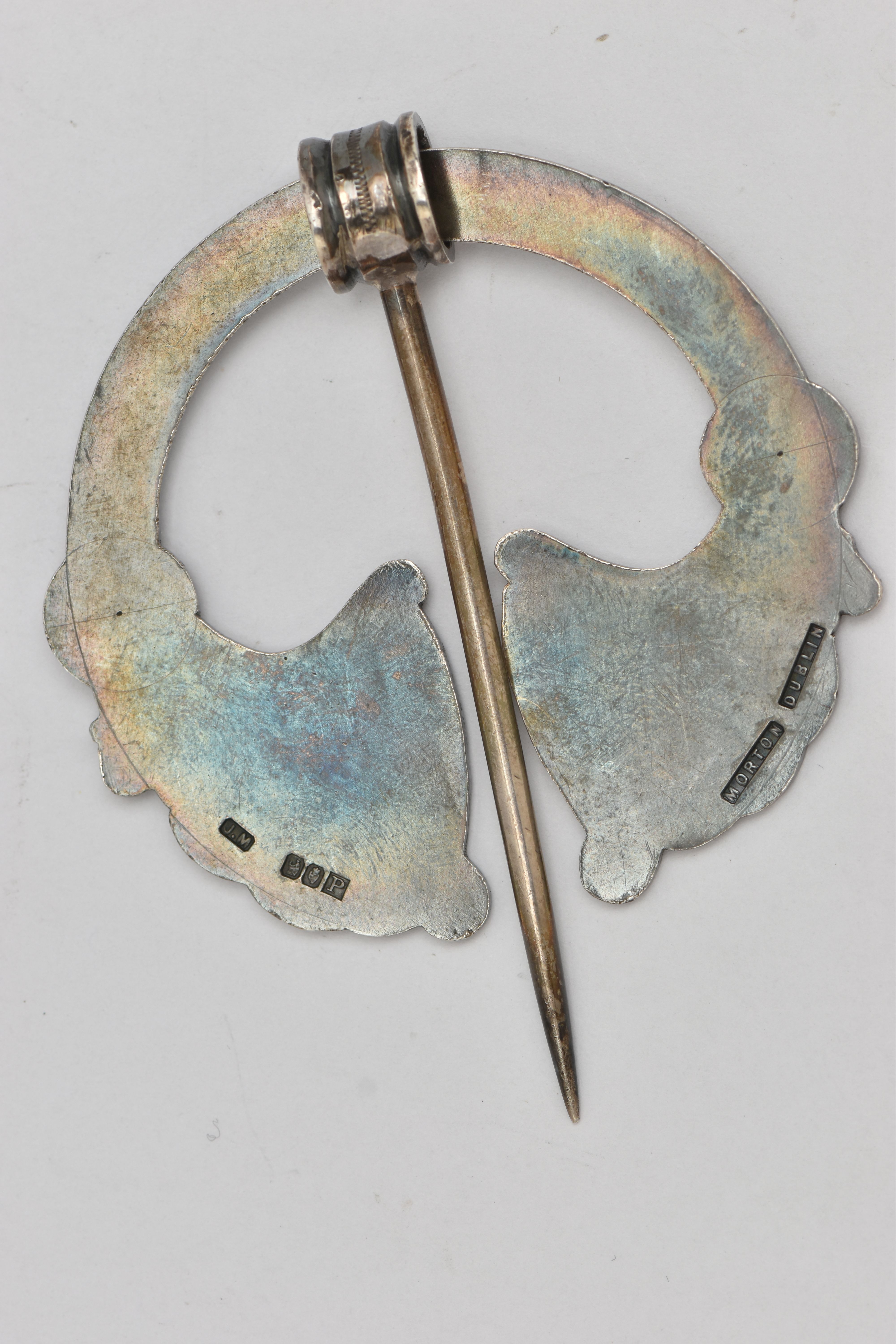 AN IRISH SILVER PENANNULAR CELTIC BROOCH, designed as two harps with yellow metal embellishments, - Image 2 of 2