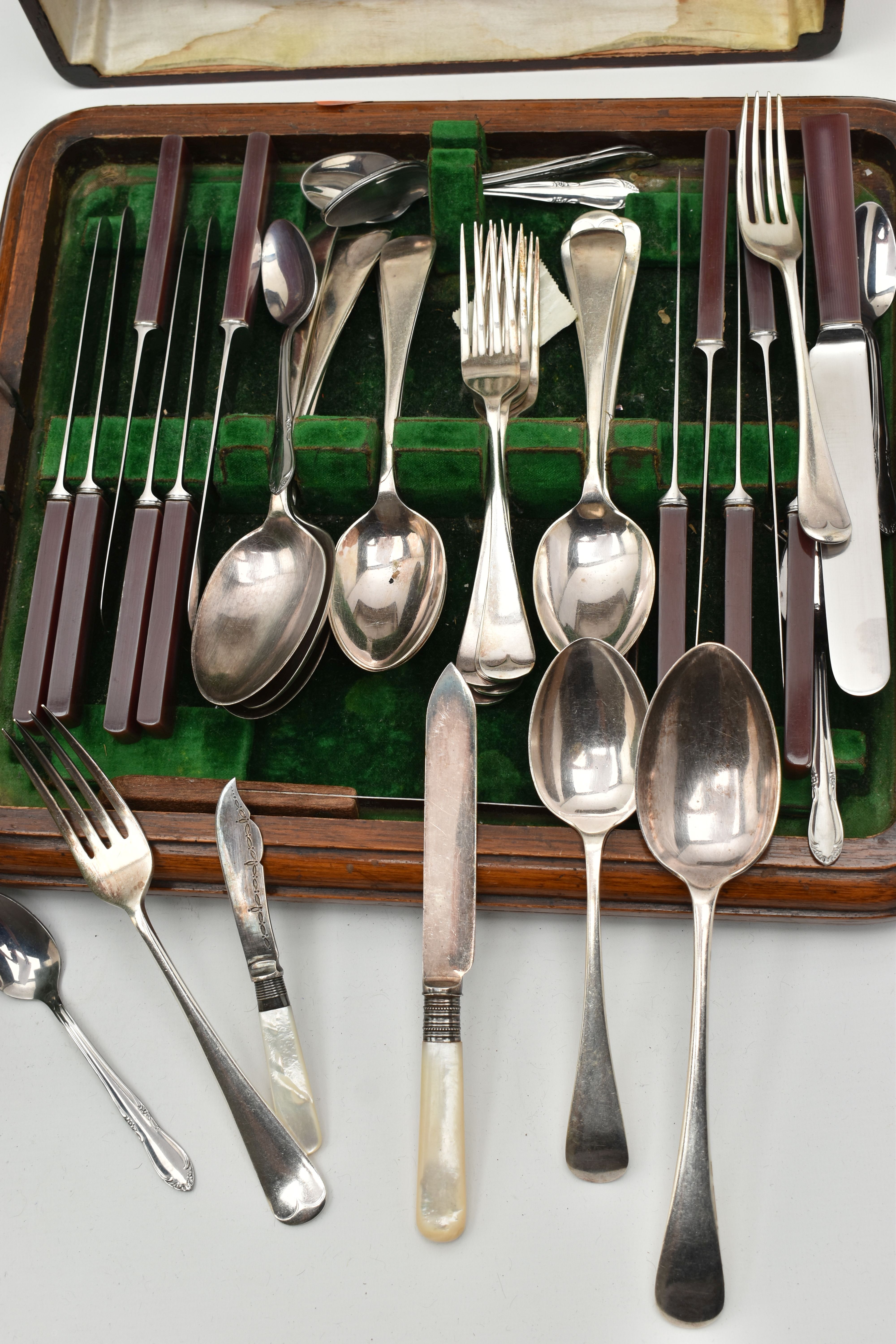 A BOX OF ASSORTED CUTLERY, a large selection of assorted cutlery together with a wooden canteen - Image 3 of 4