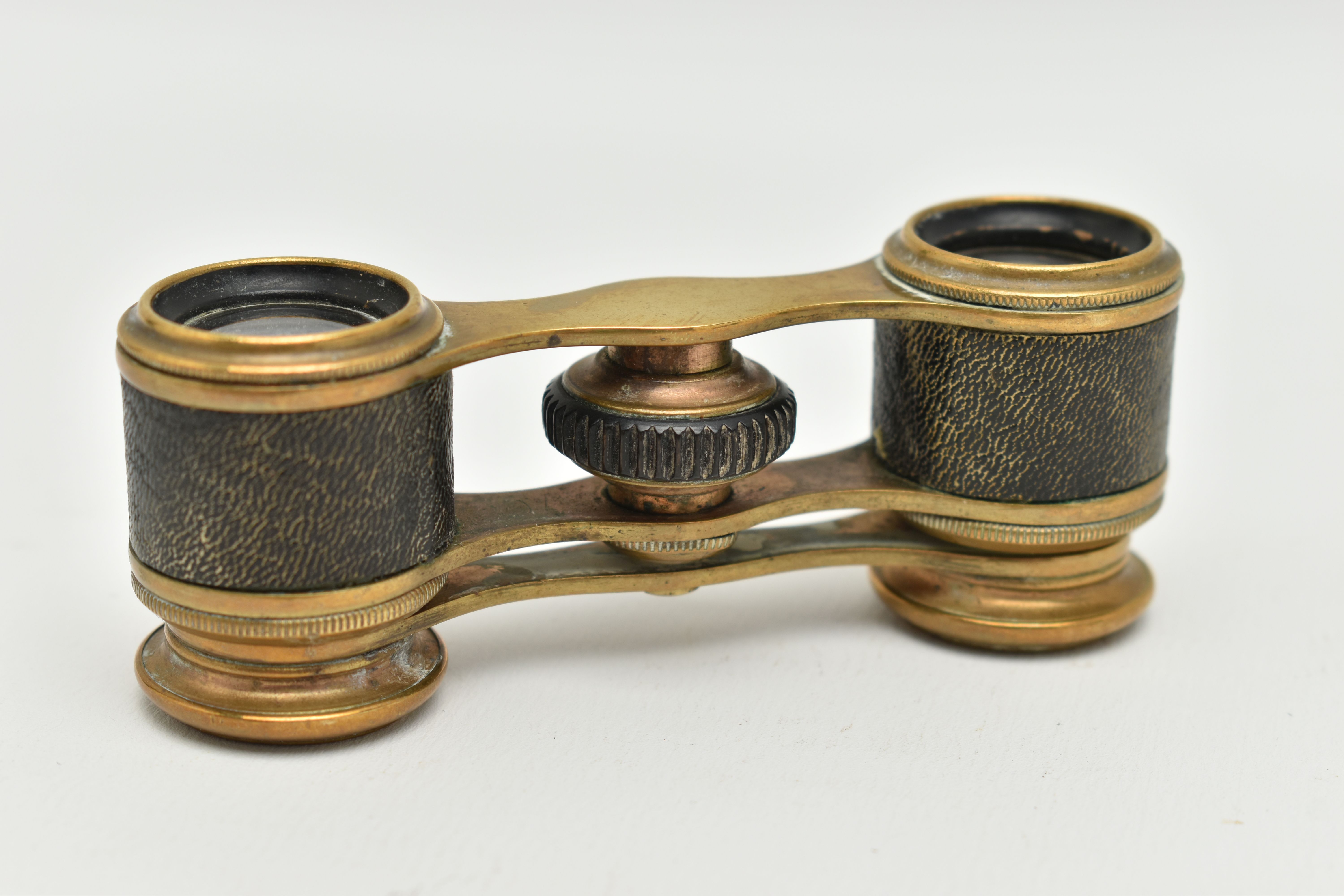 A SMALL PAIR OF EARLY 20TH CENTURY BRASS OPERA GLASSES, with black lacquered eyepieces and brown - Image 2 of 4