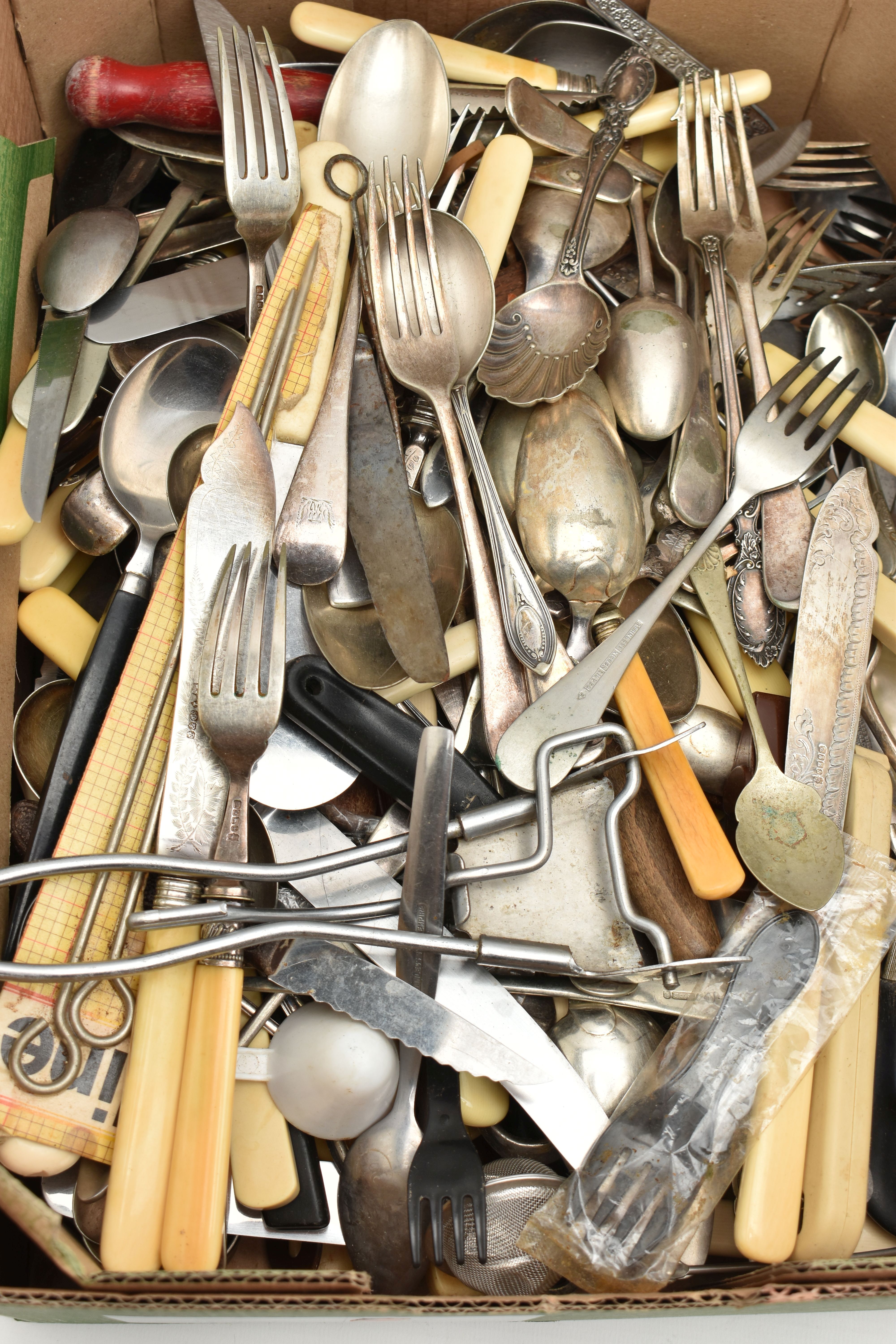 A BOX OF ASSORTED CUTLERY, a large selection of assorted cutlery together with a wooden canteen - Image 2 of 4