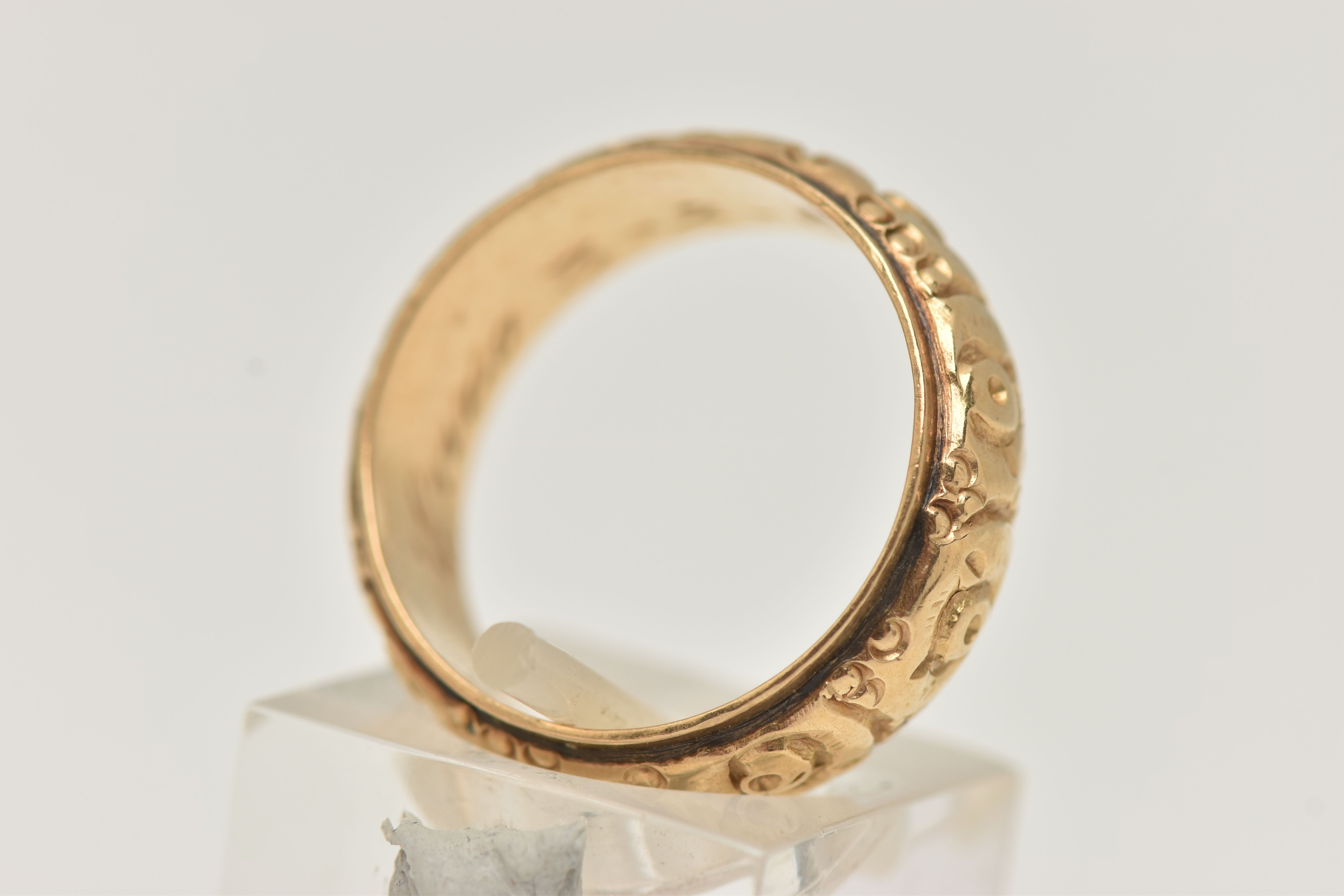 A FLORAL BAND RING, with personal engraving to inner band, stamp rubbed, believed to read 750, - Image 3 of 4