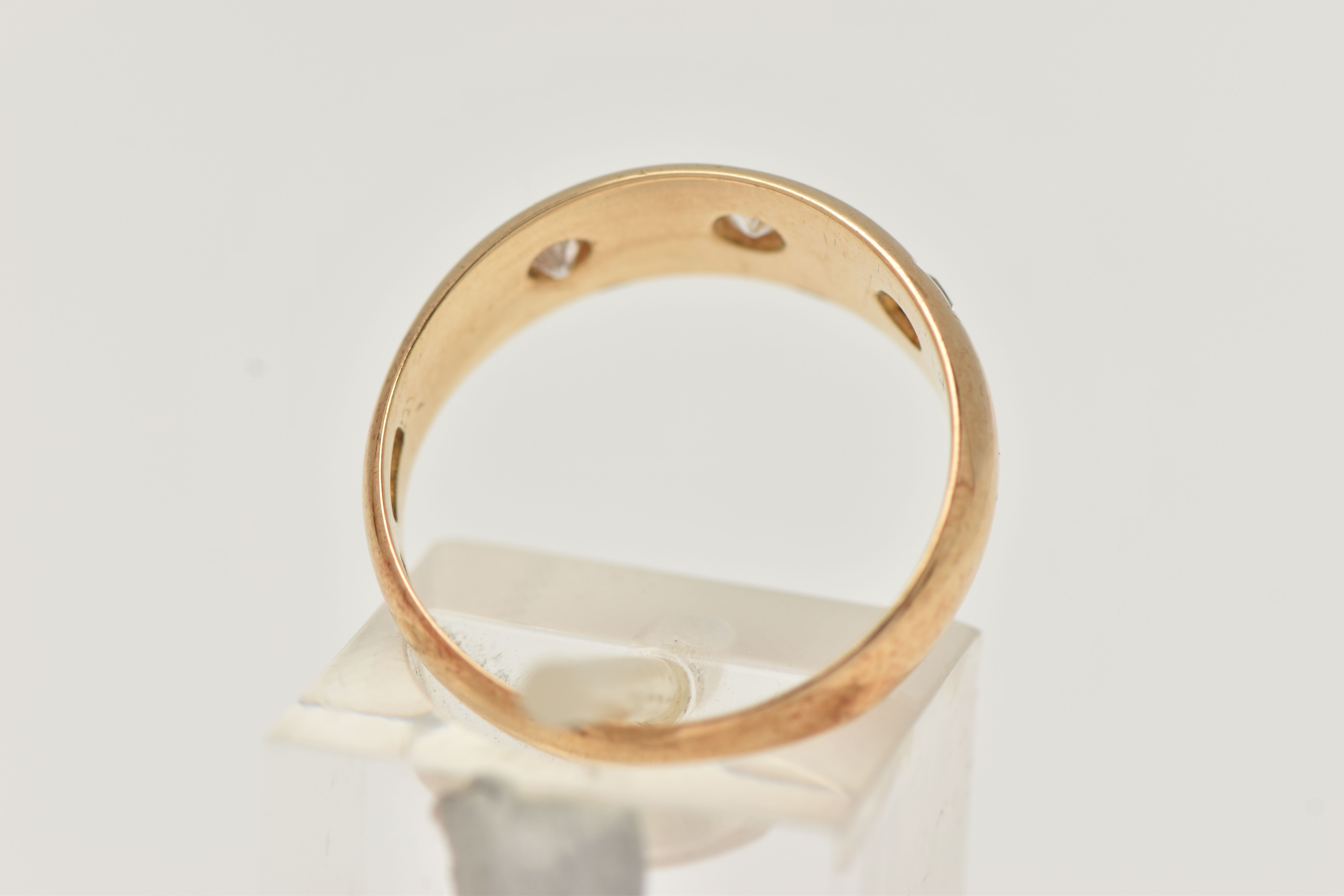 AN EARLY 20TH CENTURY 18CT YELLOW GOLD DIAMOND THREE STONE RING, set with graduating old European - Image 3 of 4