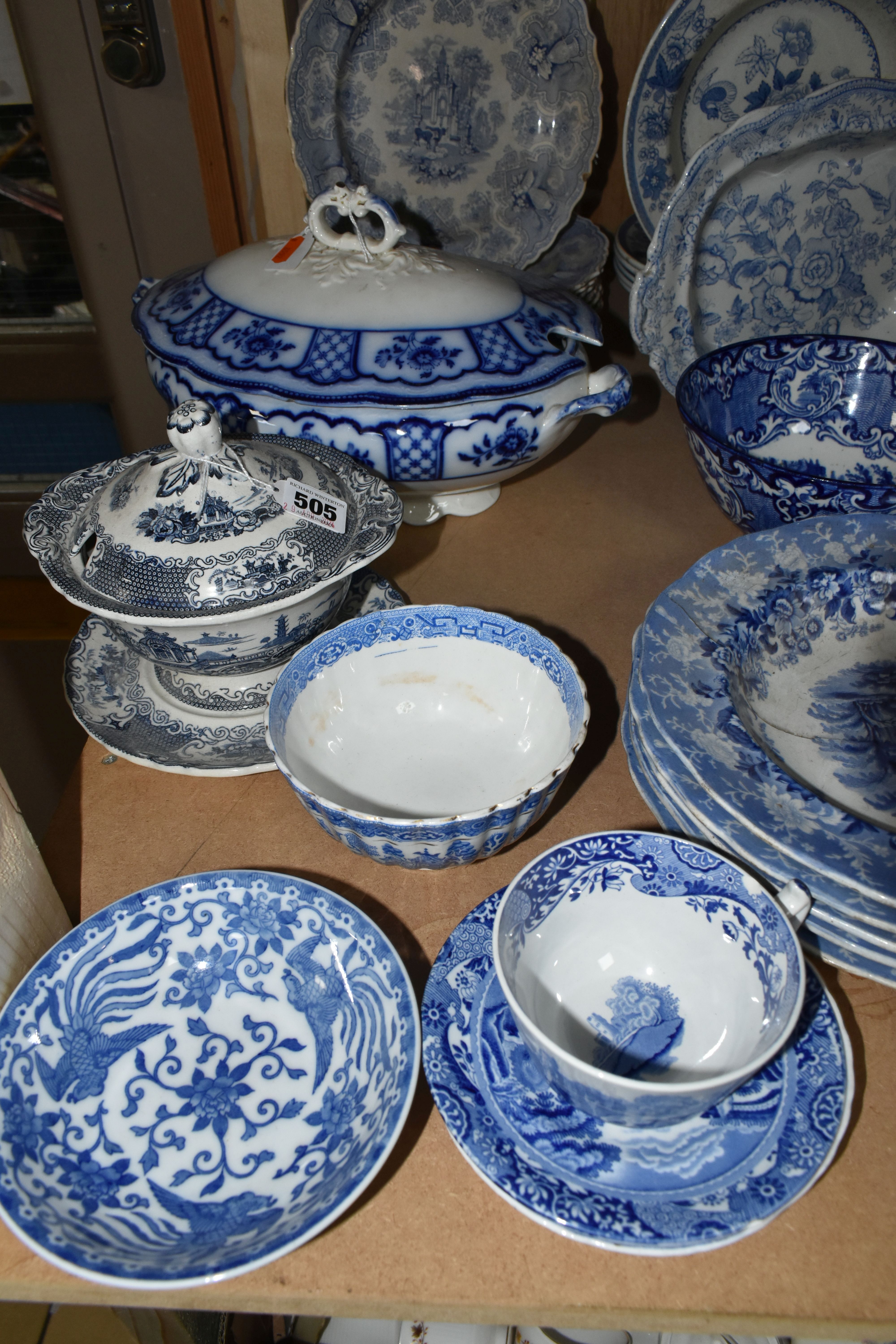 A LARGE QUANTITY OF LATE 19TH/EARLY 20TH CENTURY BLUE AND WHITE DINNERWARE, comprising five Vignette - Image 2 of 10