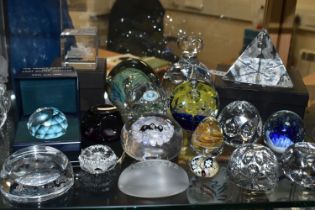 A COLLECTION OF PAPERWEIGHTS, to include a purple faceted paperweight reverse painted with a horse