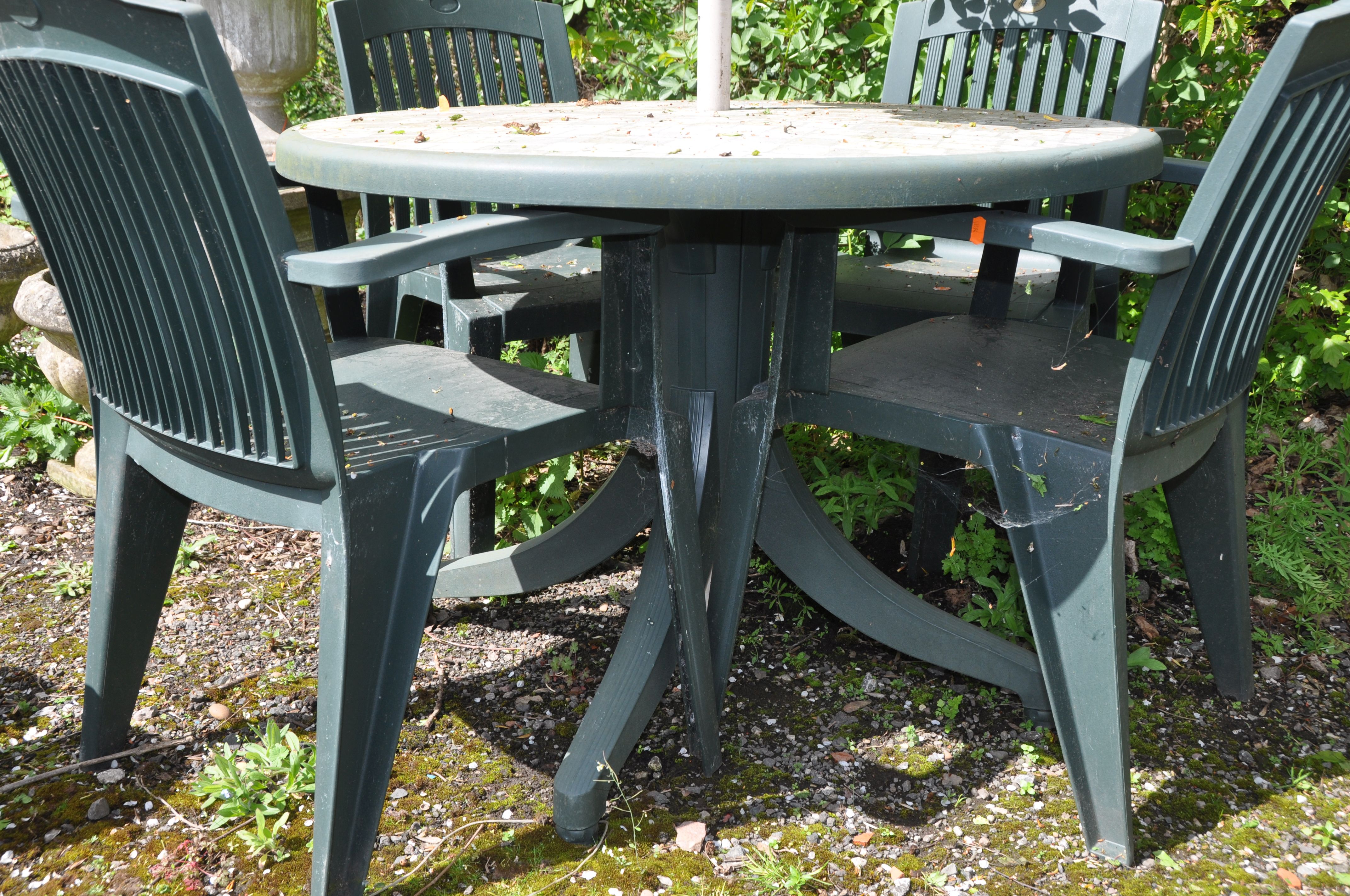 A HARTMAN PRESTIGE GREEN PLASTIC GARDEN SET comprising of a circular table 99cm in diameter, four - Image 2 of 2