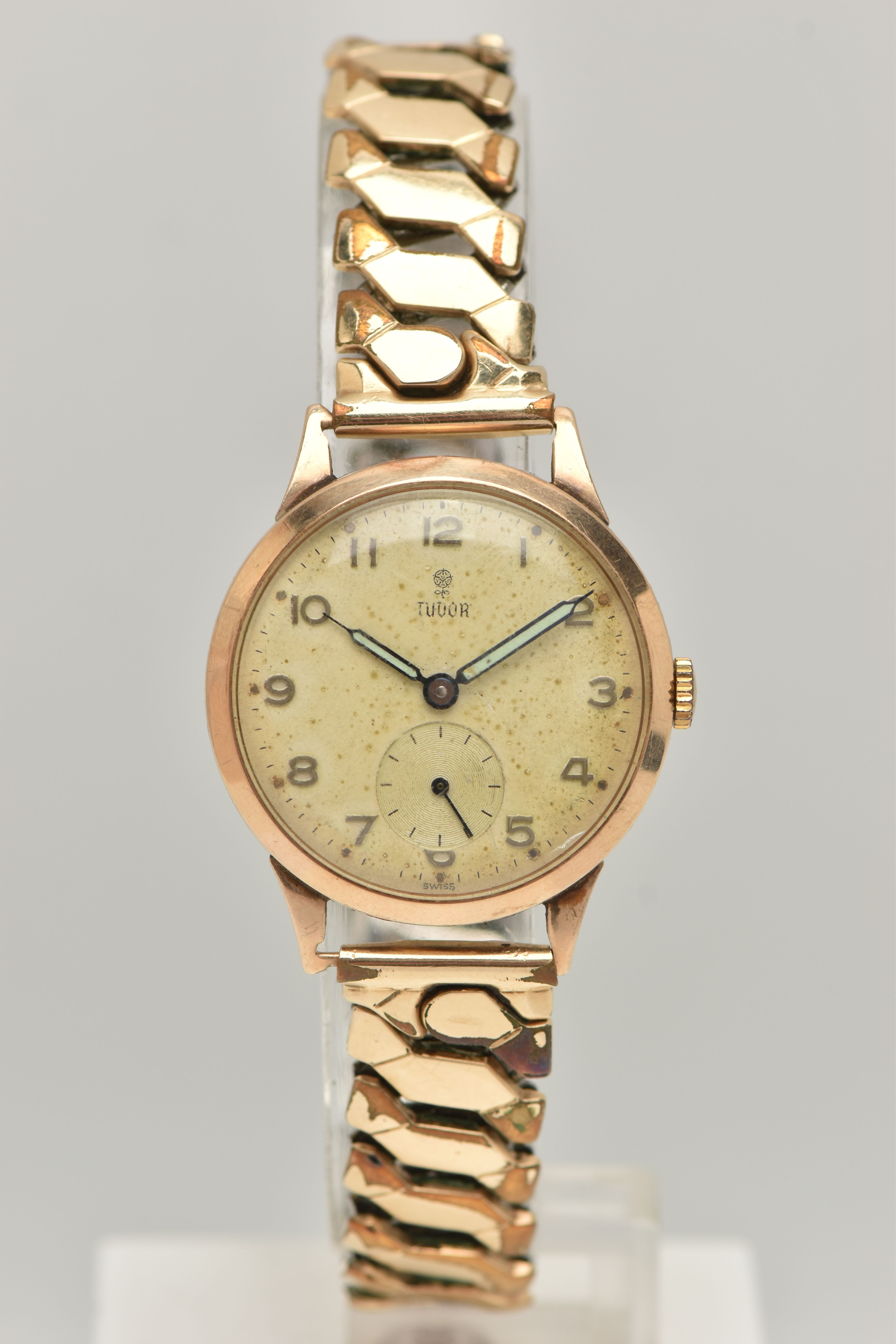A 9CT GOLD 'TUDOR' WRISTWATCH, hand wound movement, round dial signed 'Tudor', Arabic numerals,