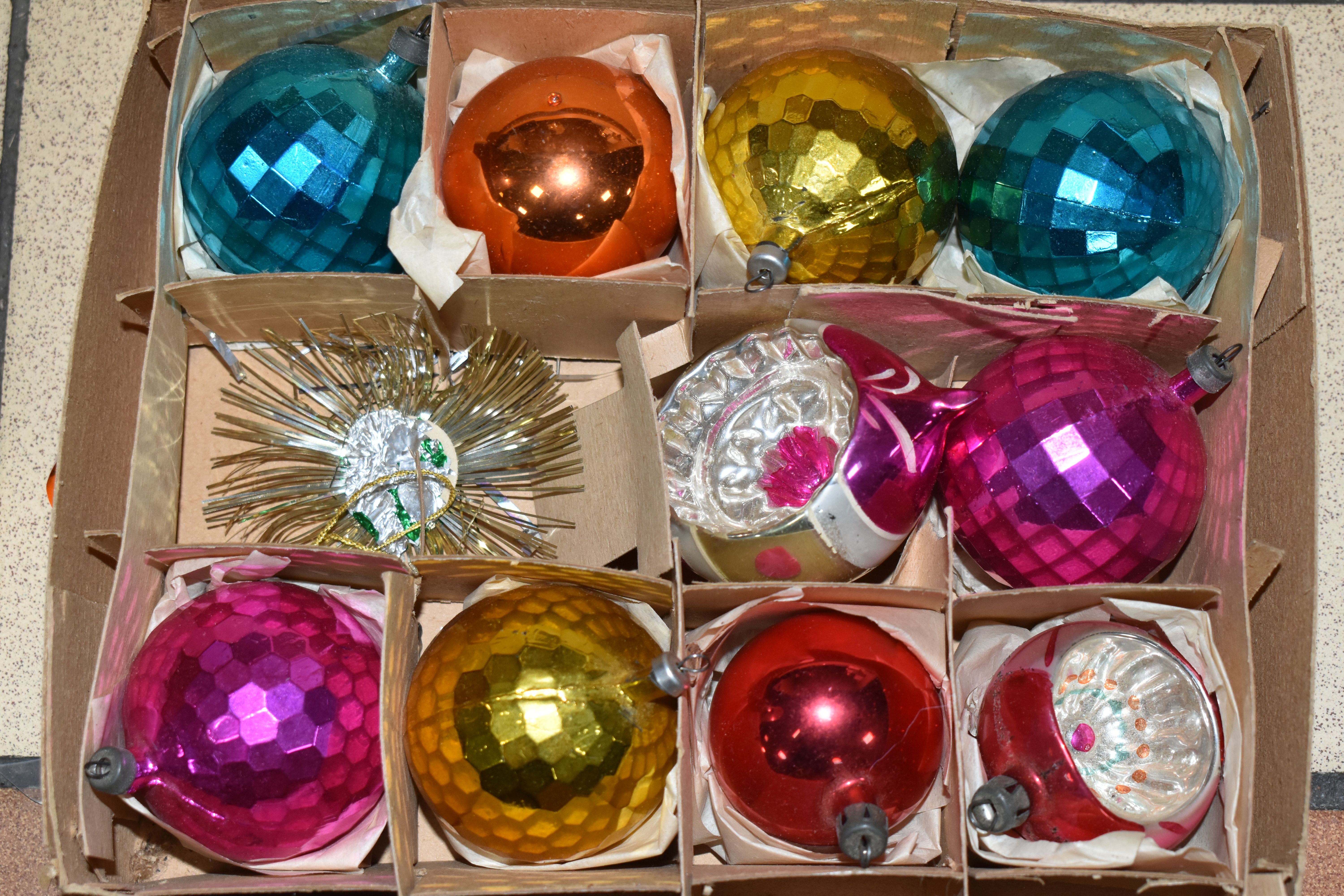 A GROUP OF MID TWENTIETH CENTURY AND SIMILAR CHRISTMAS BAUBLES, to include three boxes of vintage - Image 6 of 8